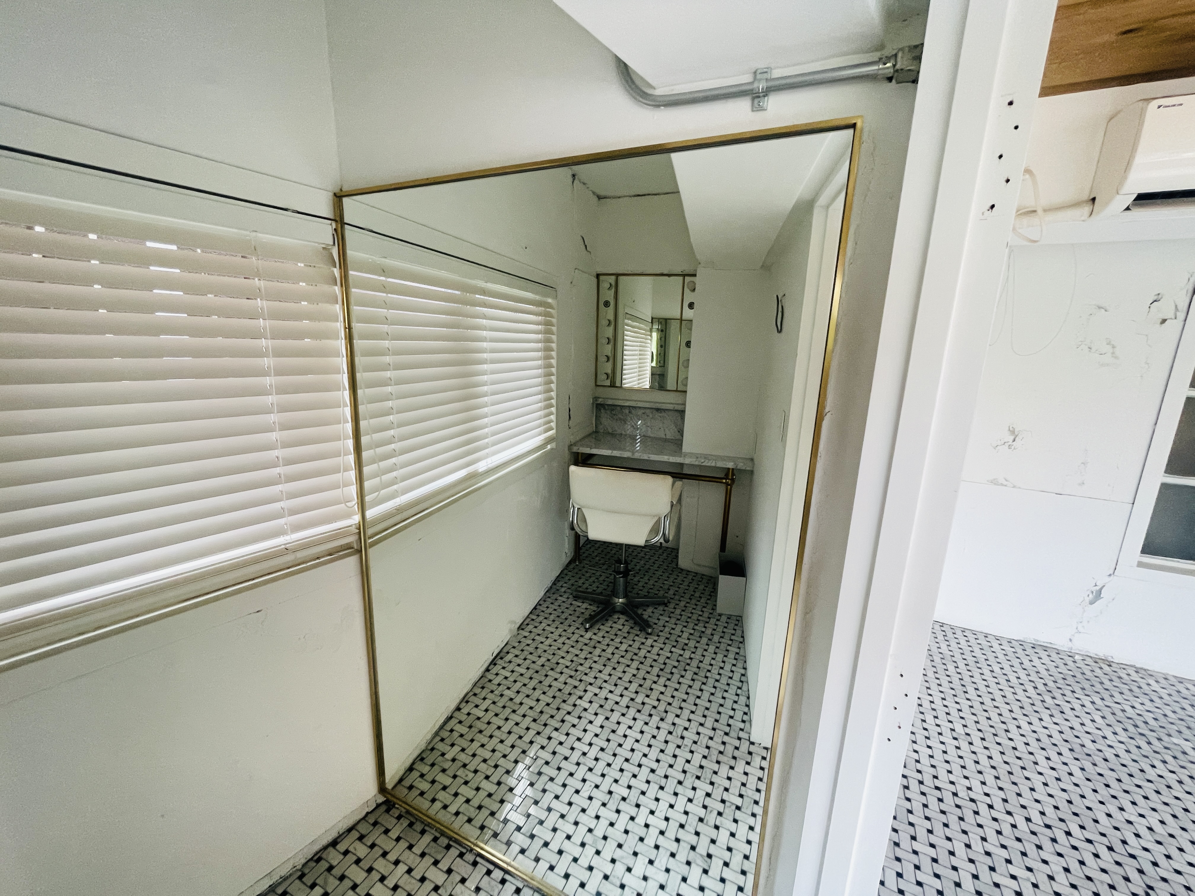 【国立競技場駅9分】展示会や撮影に適した白を基調とした自然光が入るスタジオ