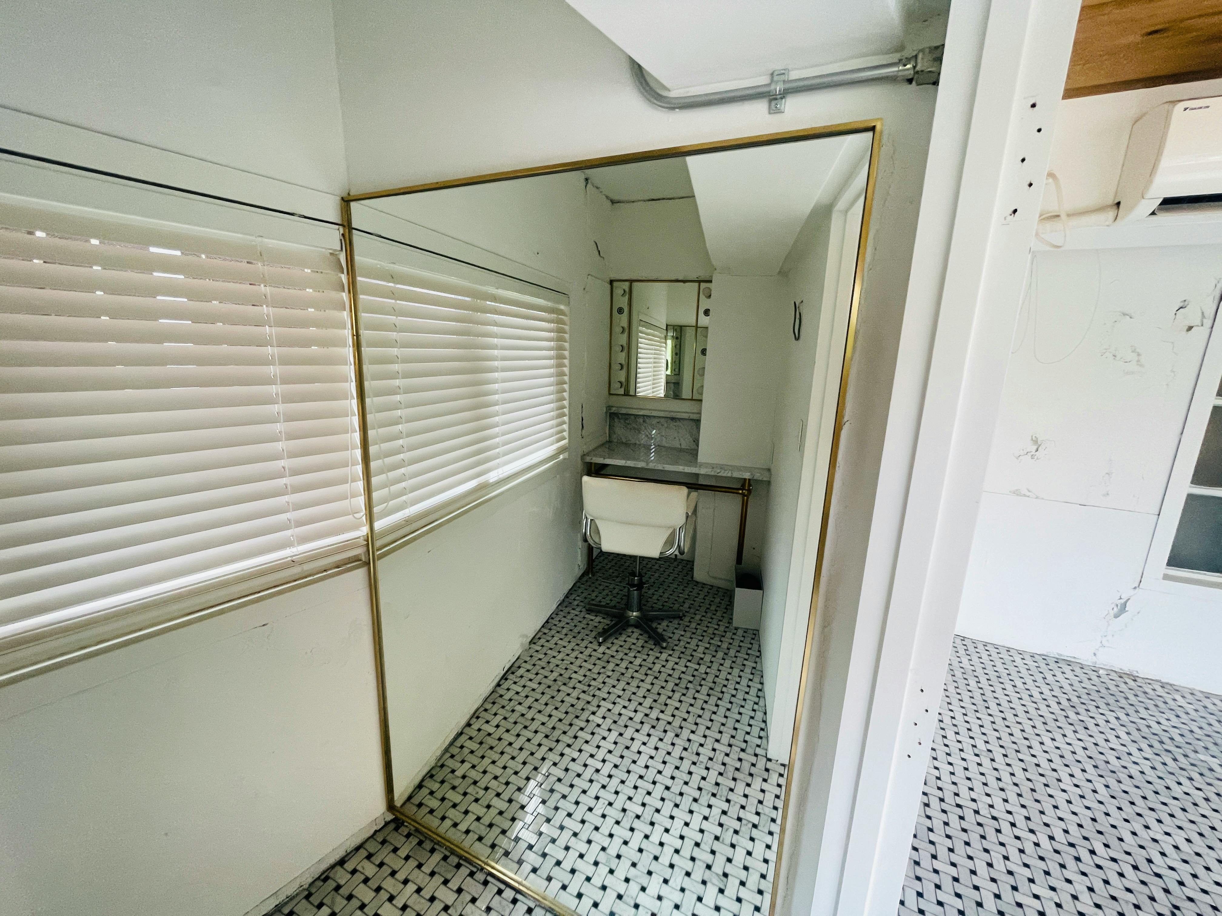 【国立競技場駅9分】展示会や撮影に適した白を基調とした自然光が入るスタジオ