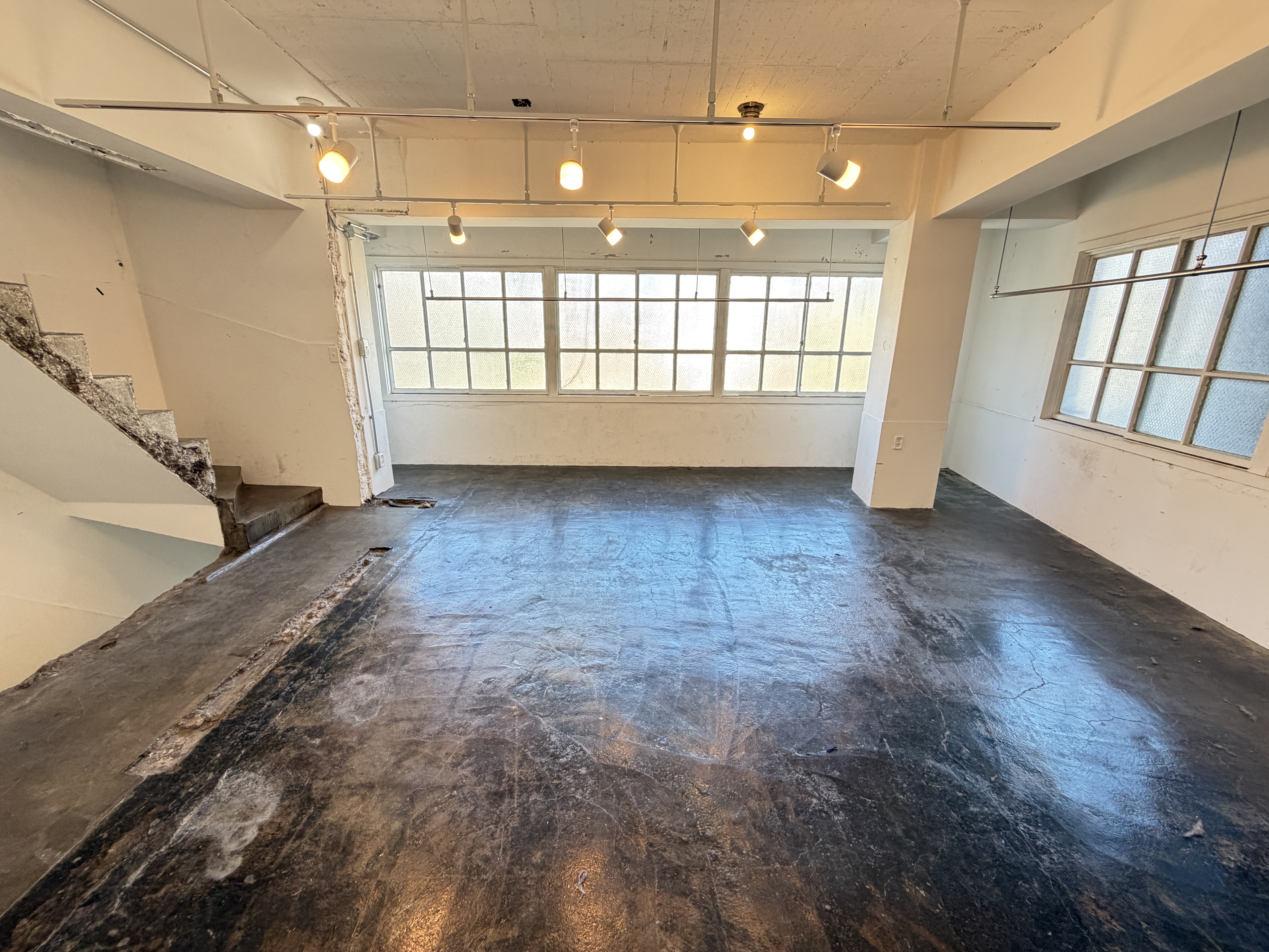 【国立競技場駅9分】展示会や撮影に適した白を基調とした自然光が入るスタジオ