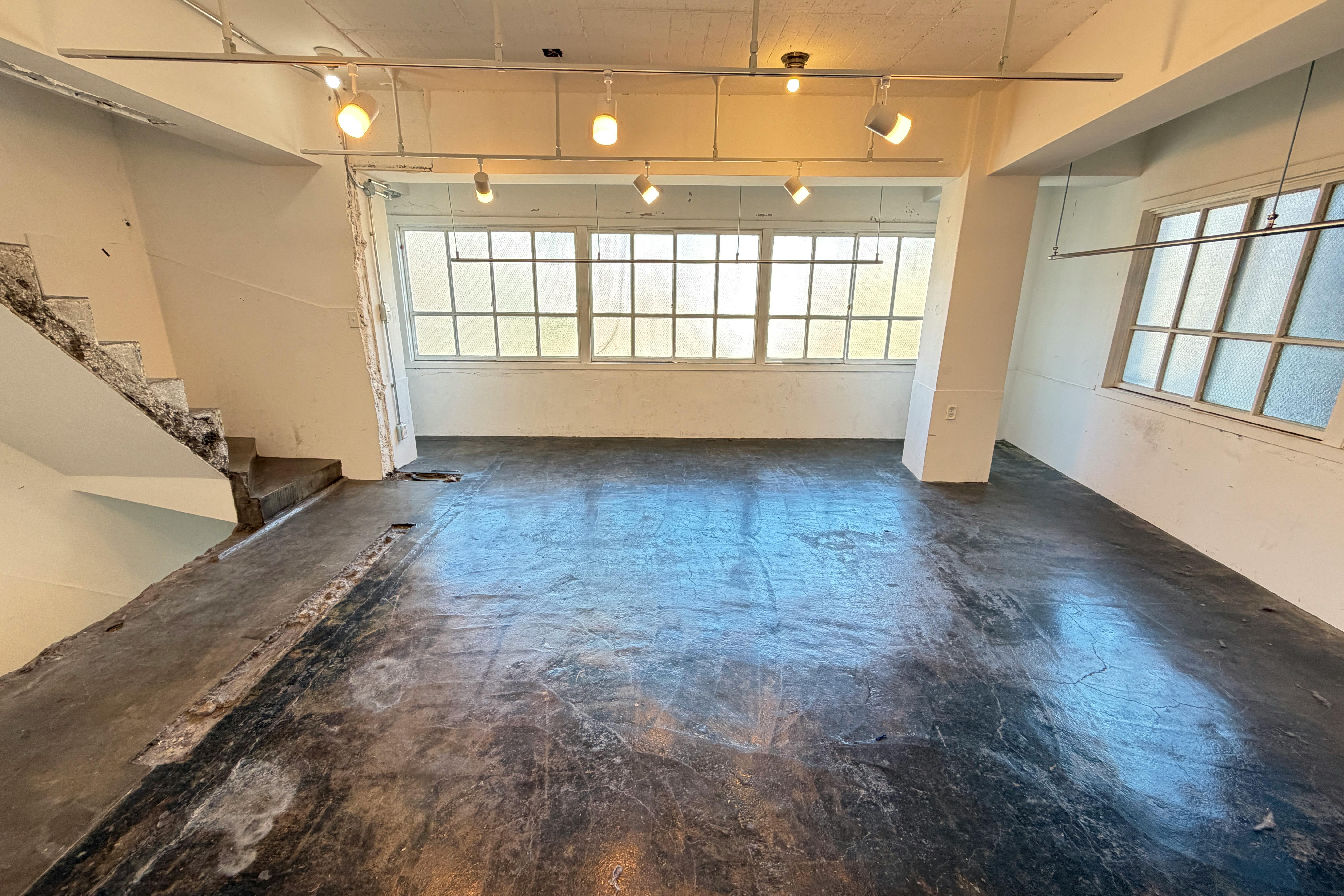 【国立競技場駅9分】展示会や撮影に適した白を基調とした自然光が入るスタジオ