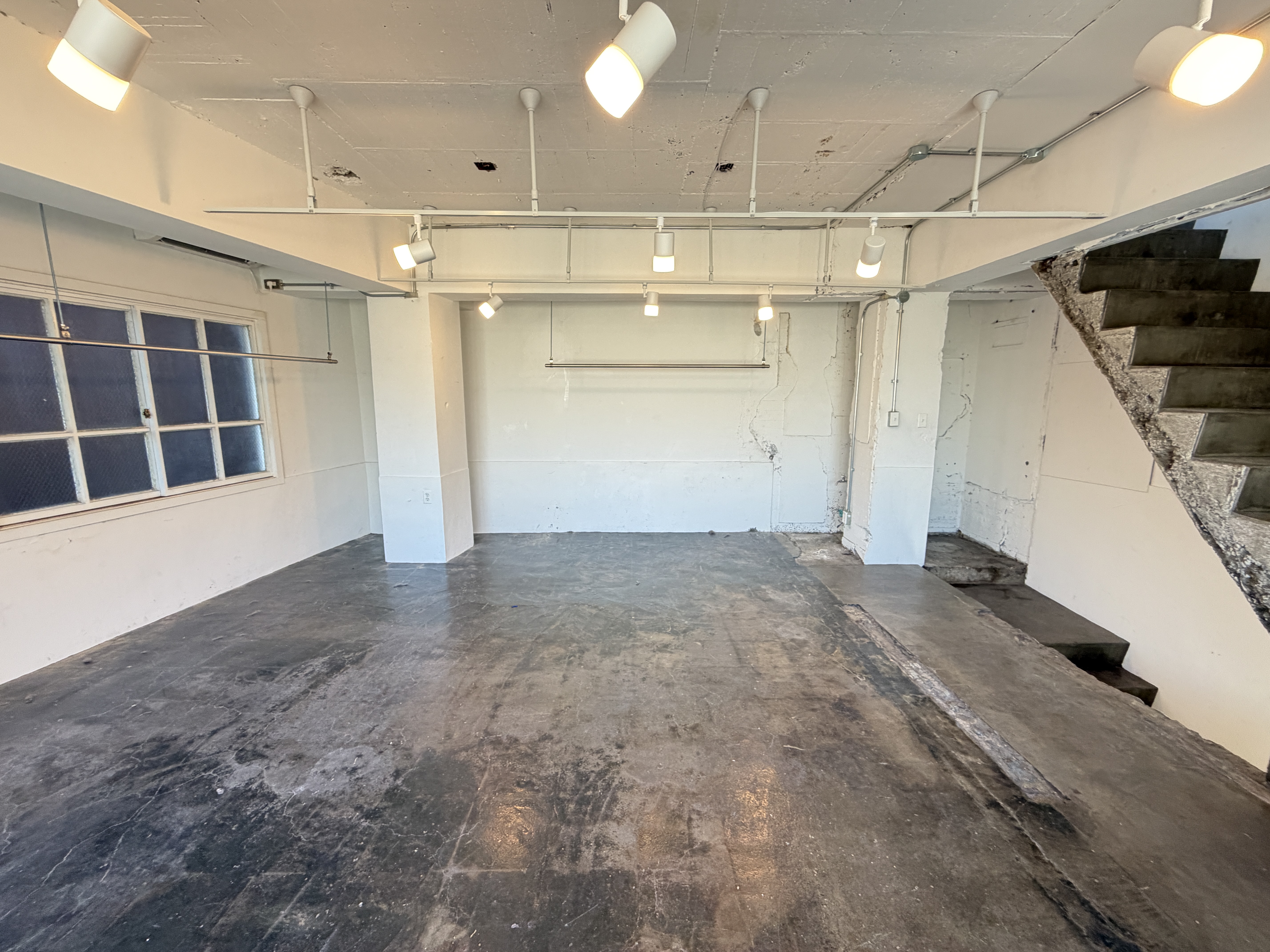 【国立競技場駅9分】展示会や撮影に適した白を基調とした自然光が入るスタジオ