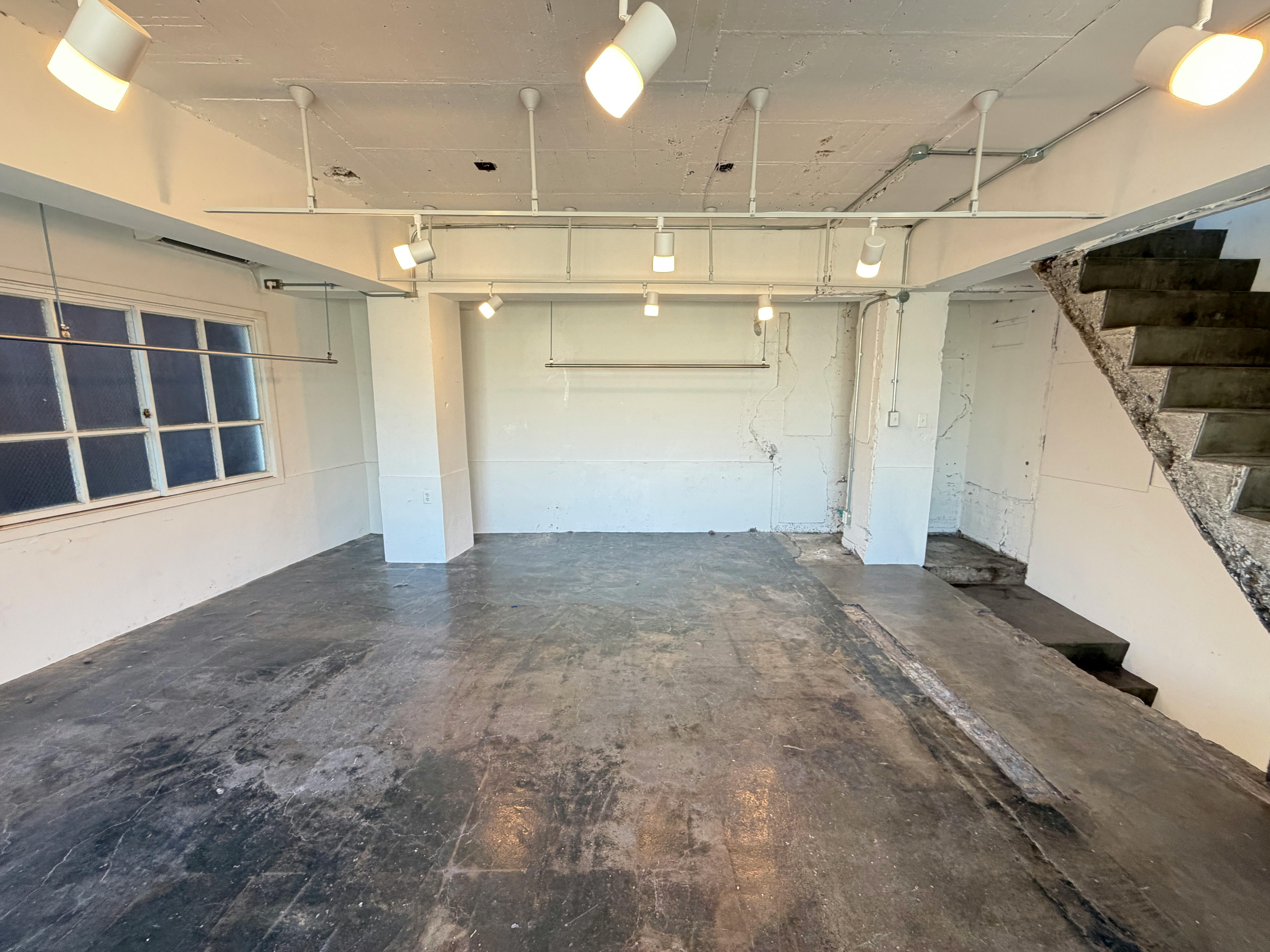 【国立競技場駅9分】展示会や撮影に適した白を基調とした自然光が入るスタジオ