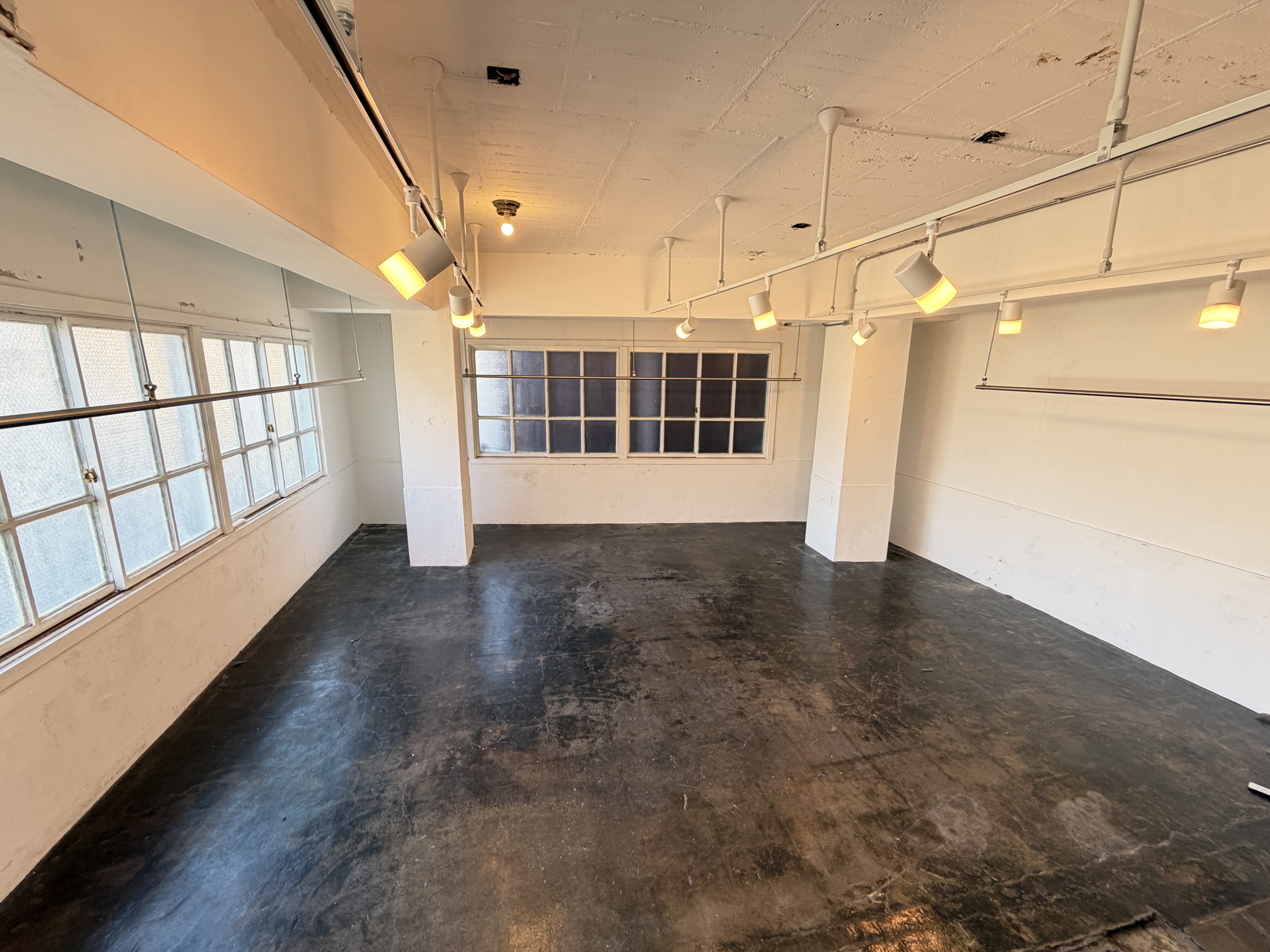 【国立競技場駅9分】展示会や撮影に適した白を基調とした自然光が入るスタジオ