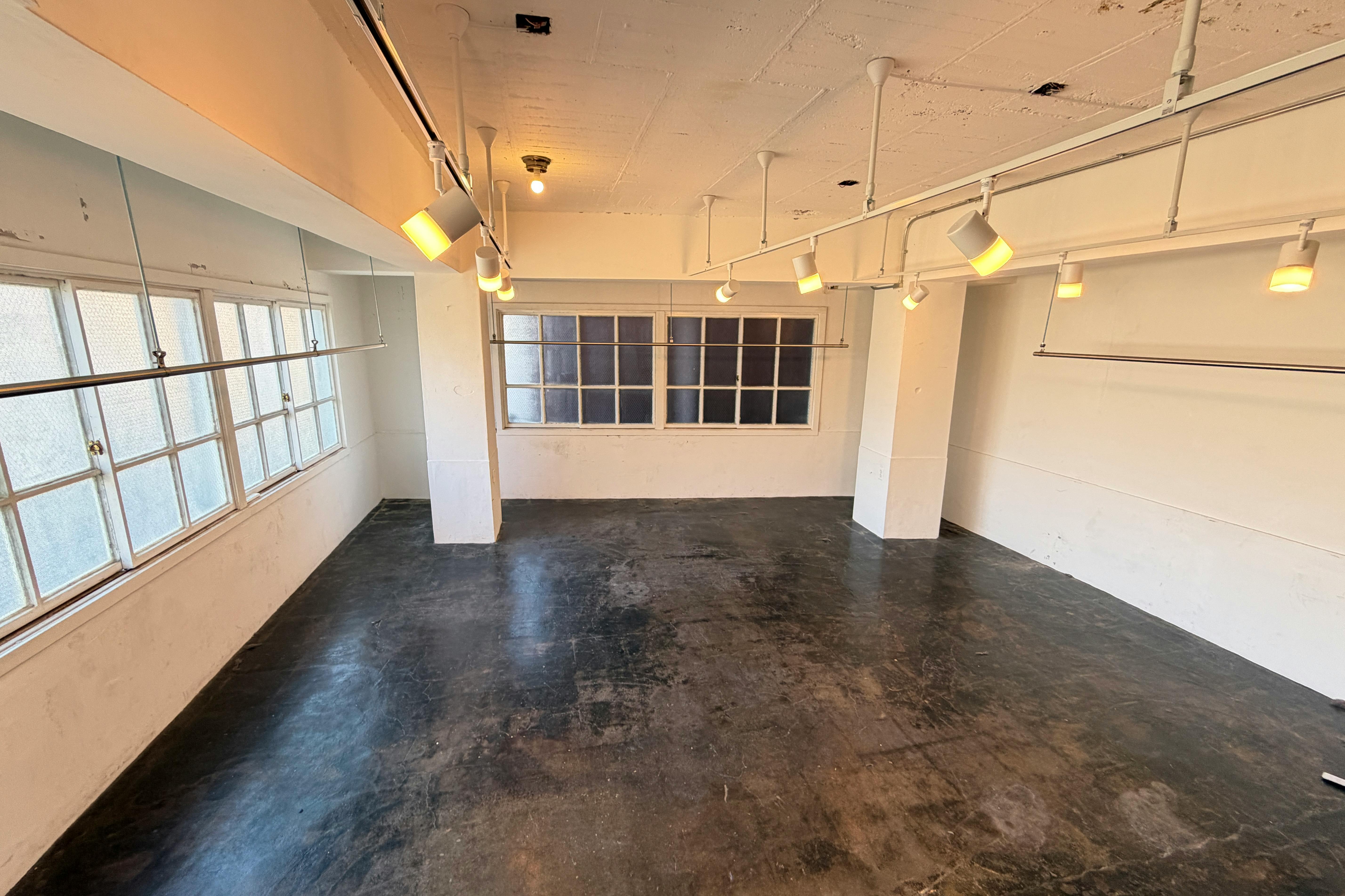 【国立競技場駅9分】展示会や撮影に適した白を基調とした自然光が入るスタジオ