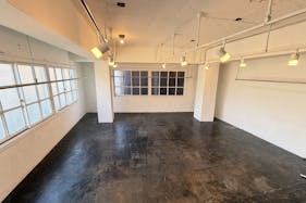 【国立競技場駅9分】展示会や撮影に適した白を基調とした自然光が入るスタジオ