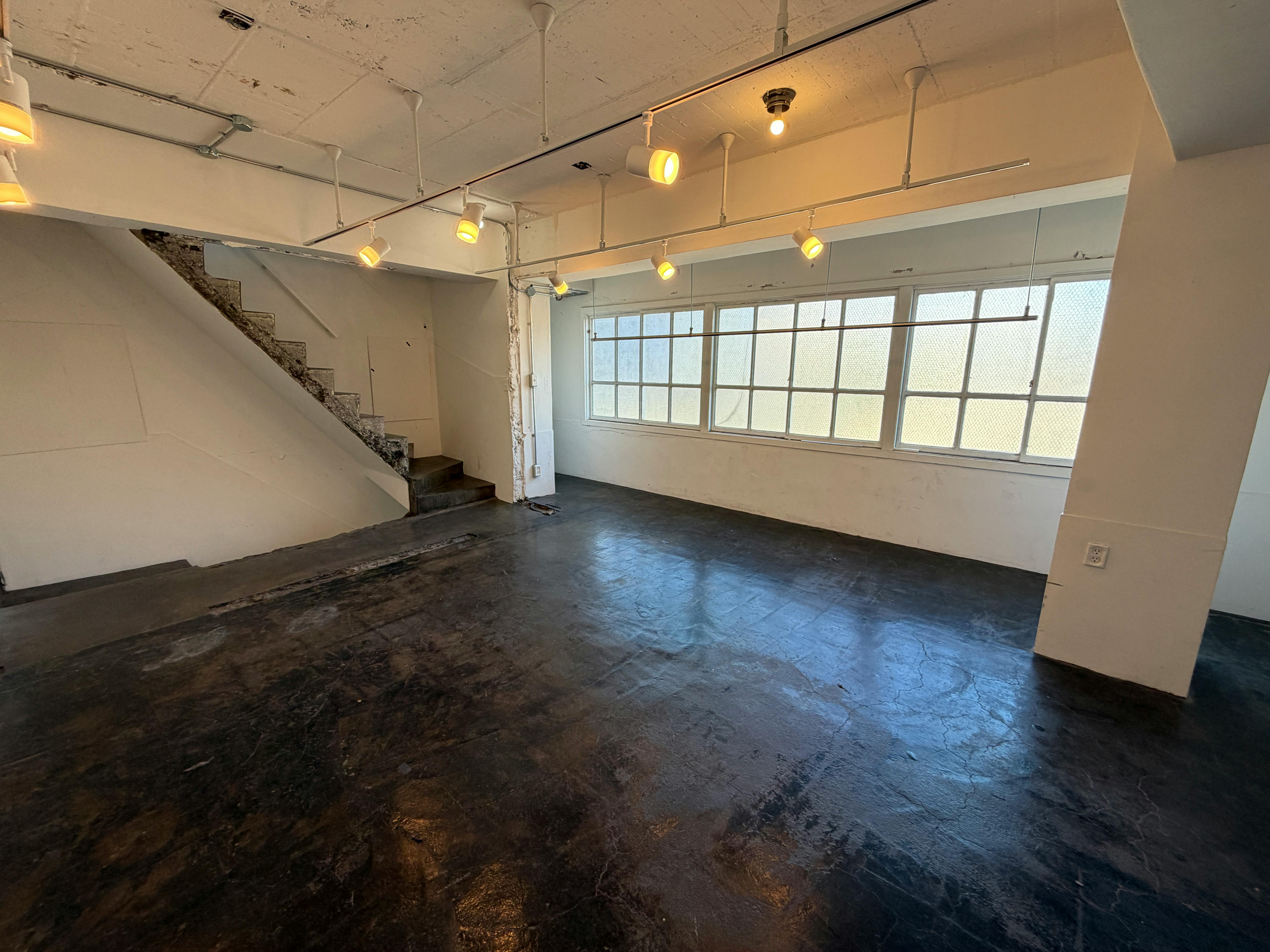 【国立競技場駅9分】展示会や撮影に適した白を基調とした自然光が入るスタジオ