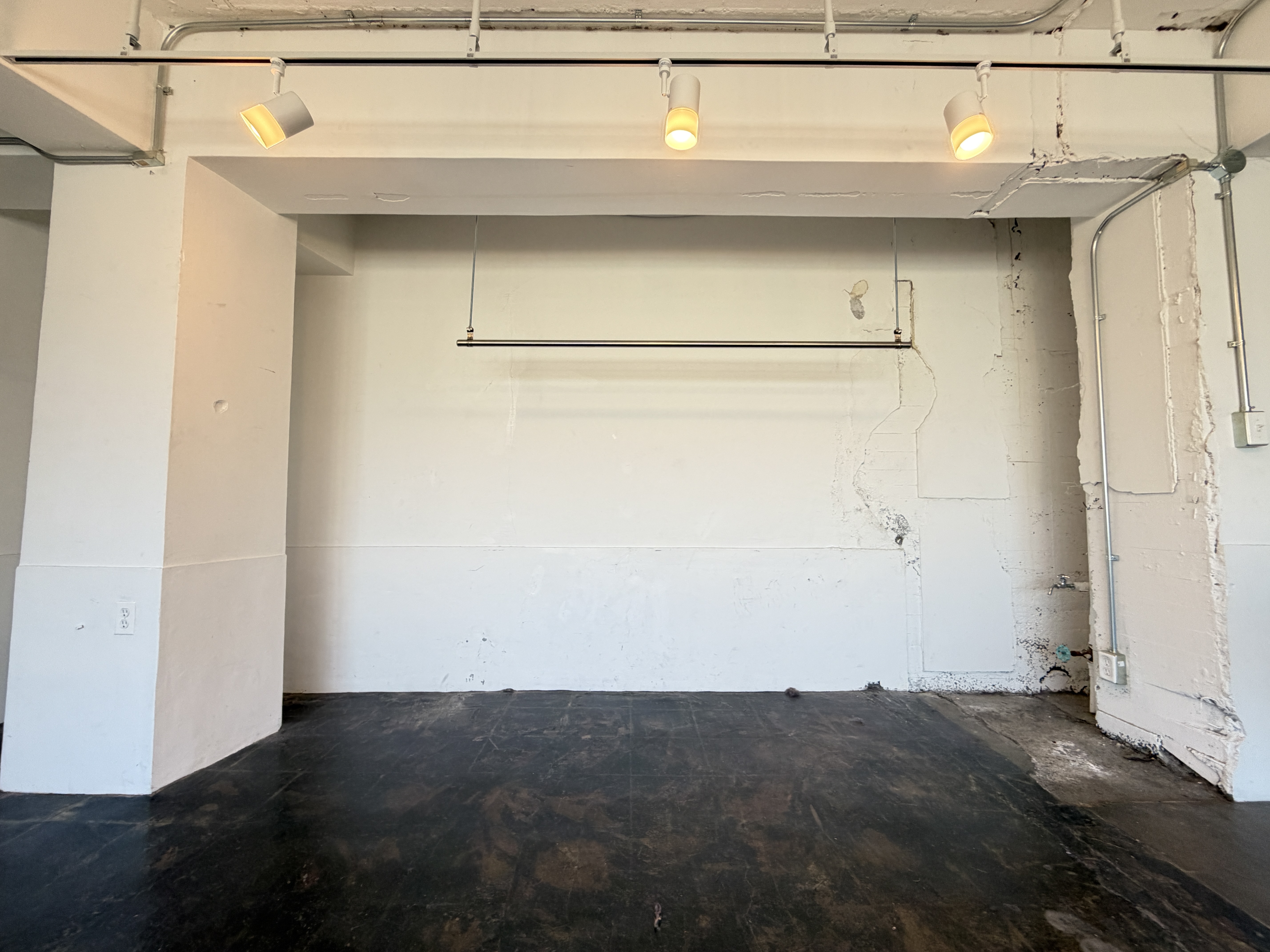 【国立競技場駅9分】展示会や撮影に適した白を基調とした自然光が入るスタジオ