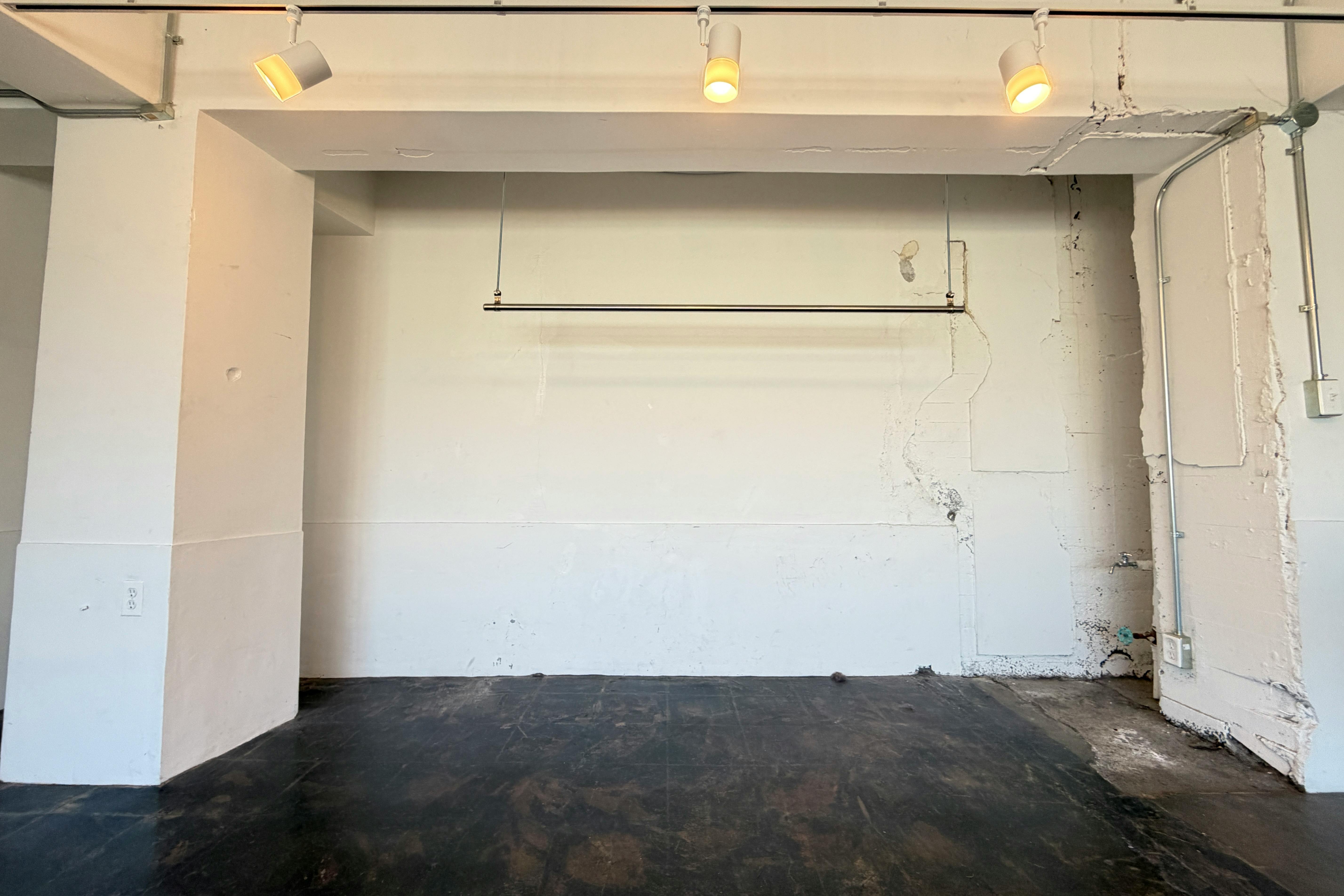 【国立競技場駅9分】展示会や撮影に適した白を基調とした自然光が入るスタジオ