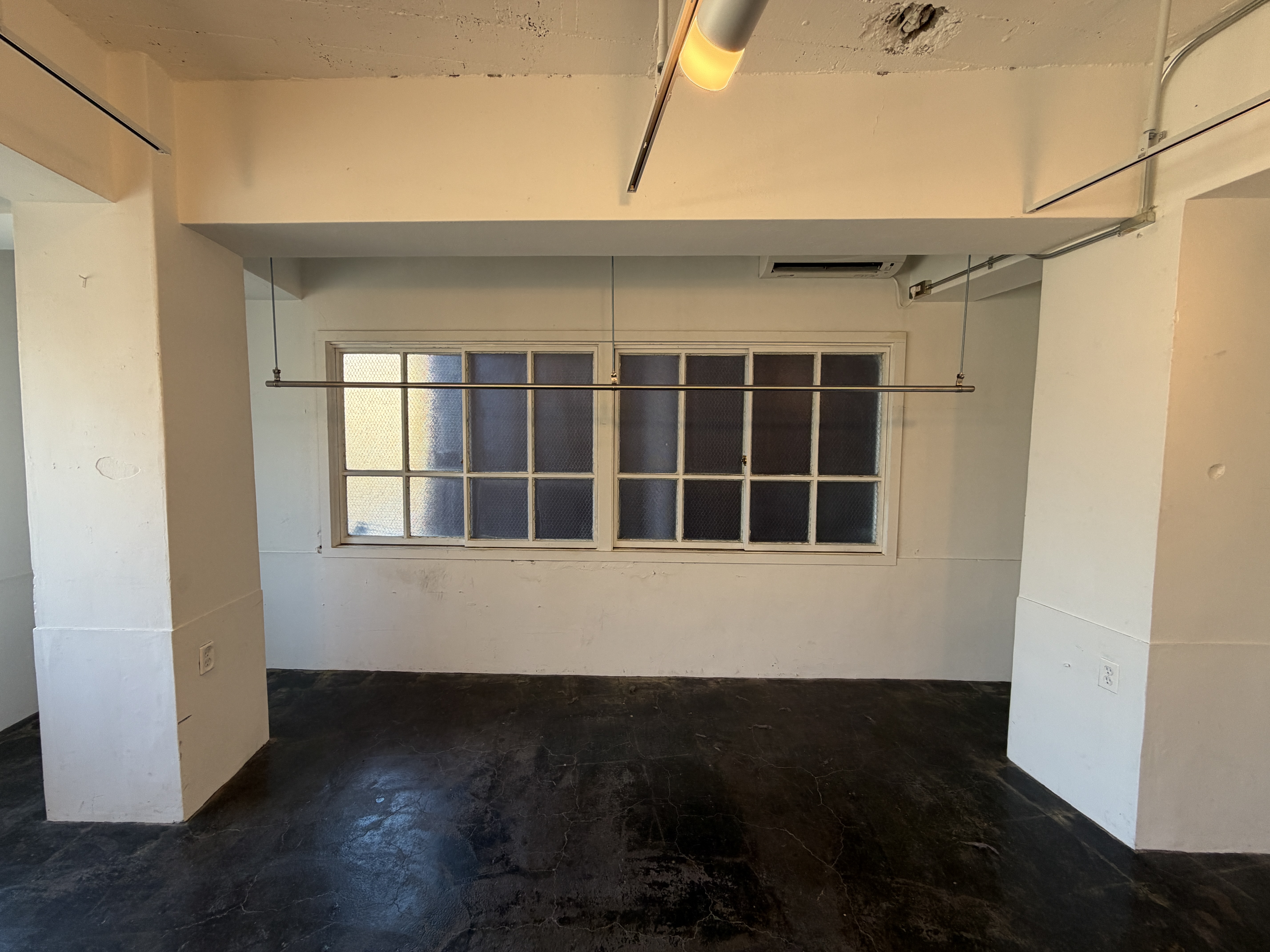 【国立競技場駅9分】展示会や撮影に適した白を基調とした自然光が入るスタジオ