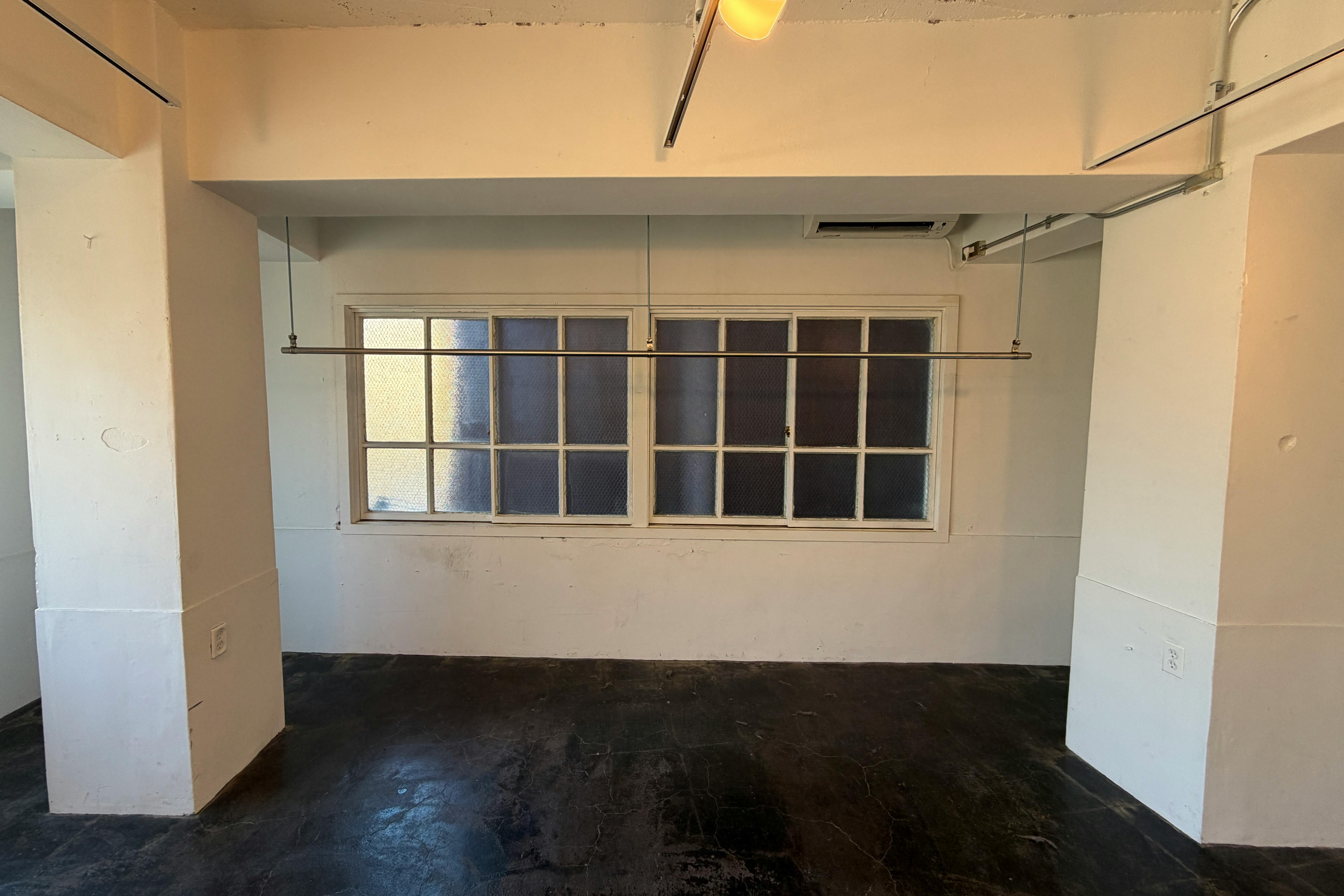 【国立競技場駅9分】展示会や撮影に適した白を基調とした自然光が入るスタジオ