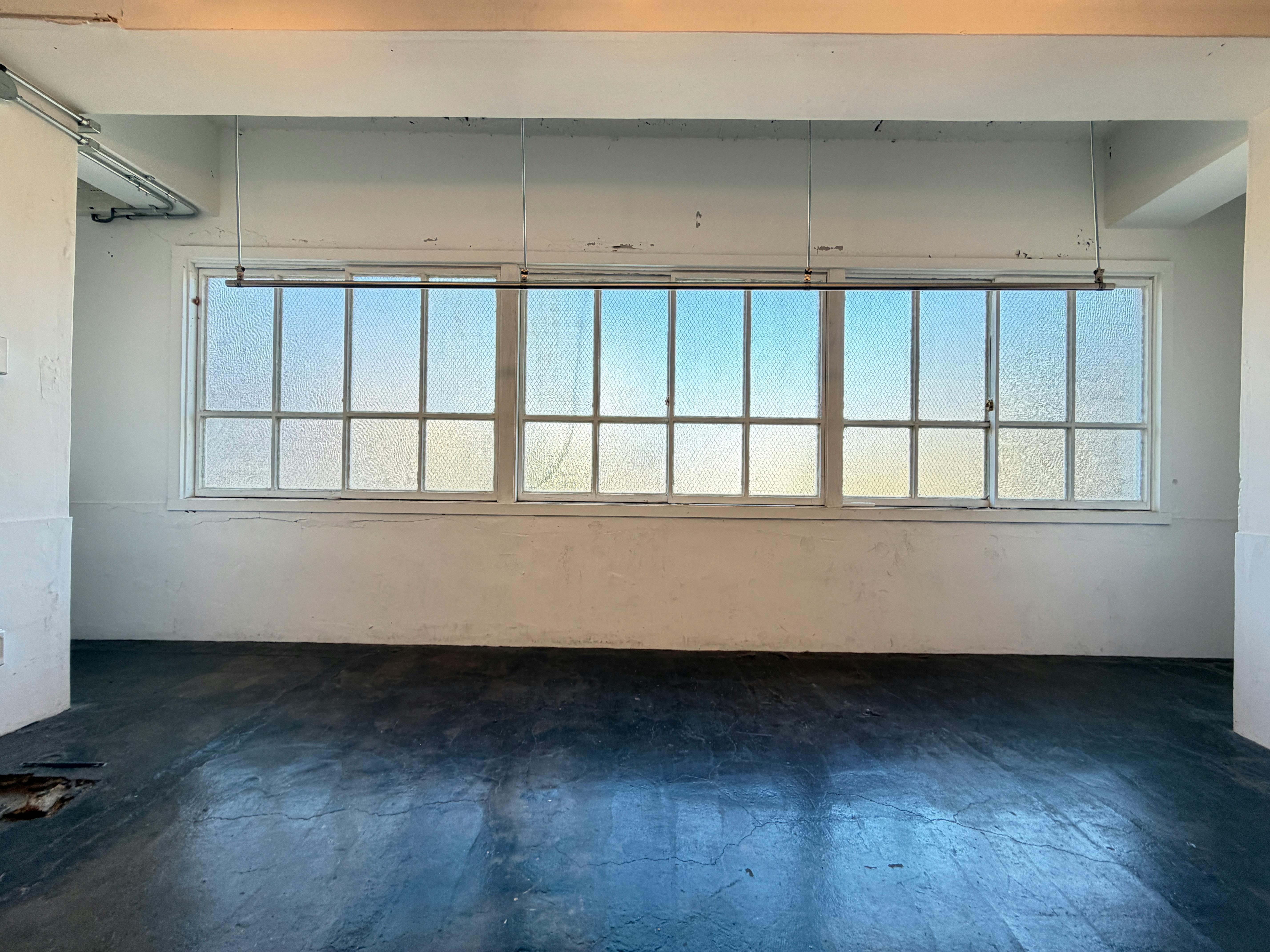 【国立競技場駅9分】展示会や撮影に適した白を基調とした自然光が入るスタジオ