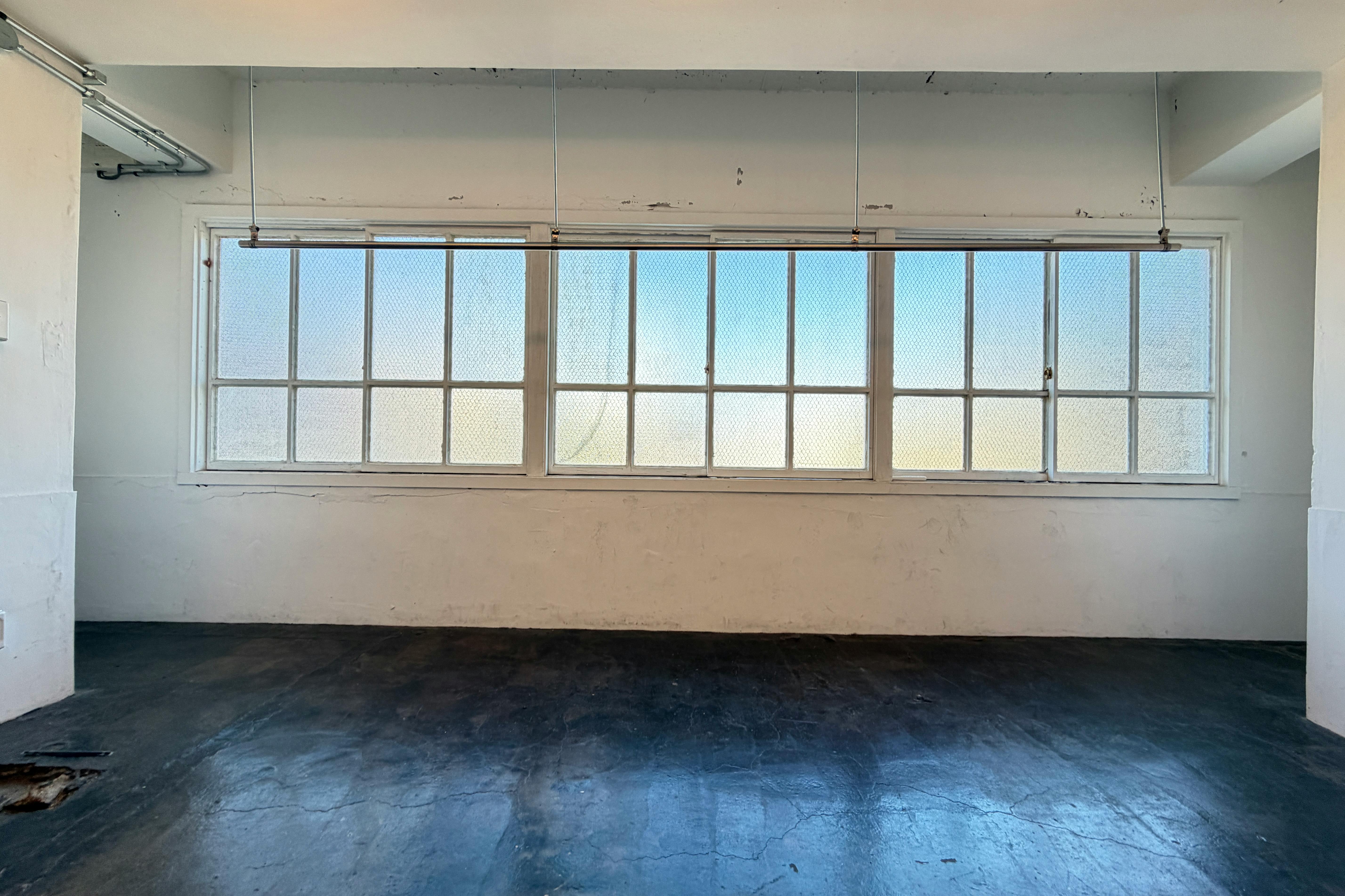 【国立競技場駅9分】展示会や撮影に適した白を基調とした自然光が入るスタジオ