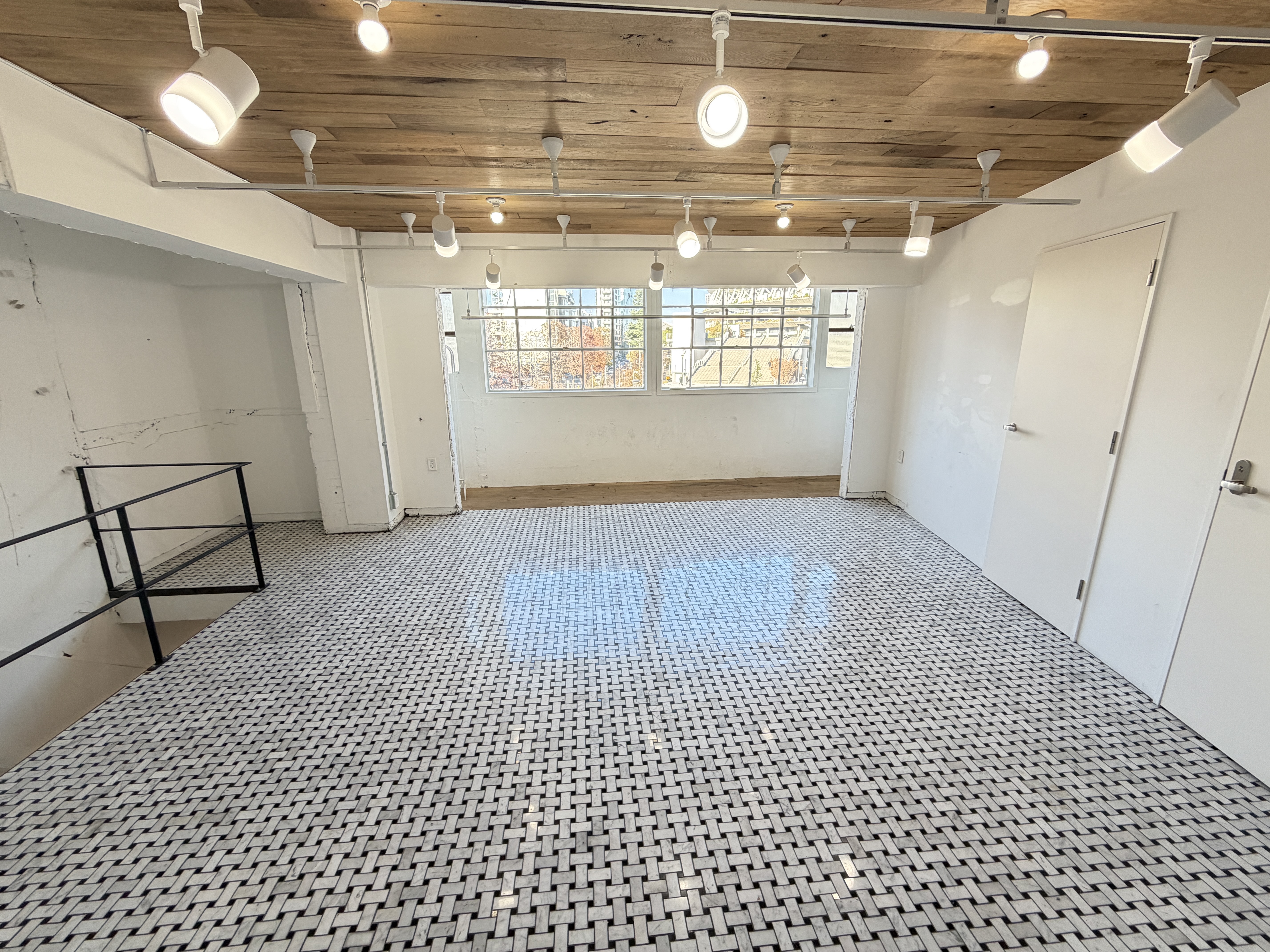 【国立競技場駅9分】展示会や撮影に適した白を基調とした自然光が入るスタジオ