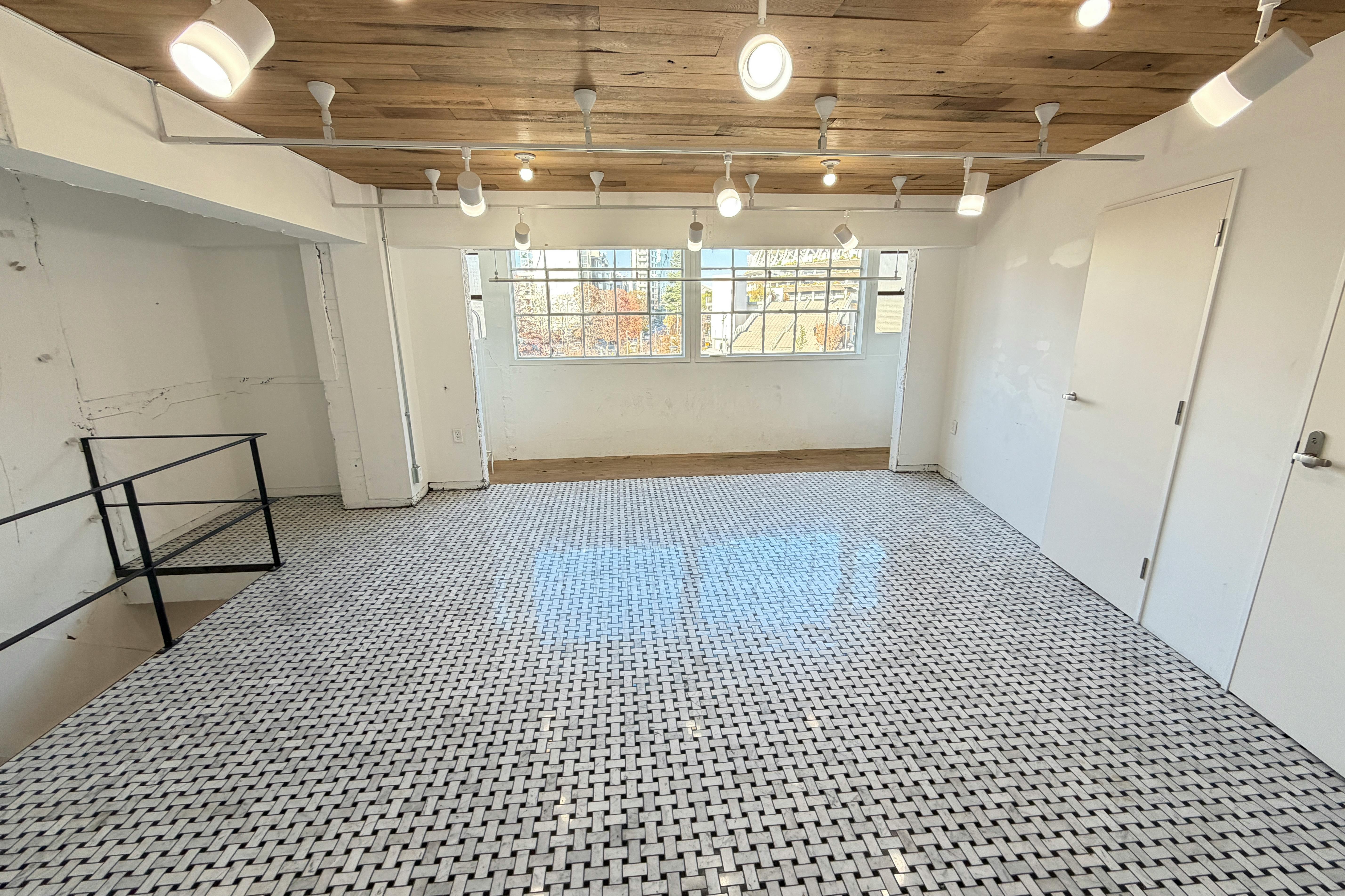 【国立競技場駅9分】展示会や撮影に適した白を基調とした自然光が入るスタジオ