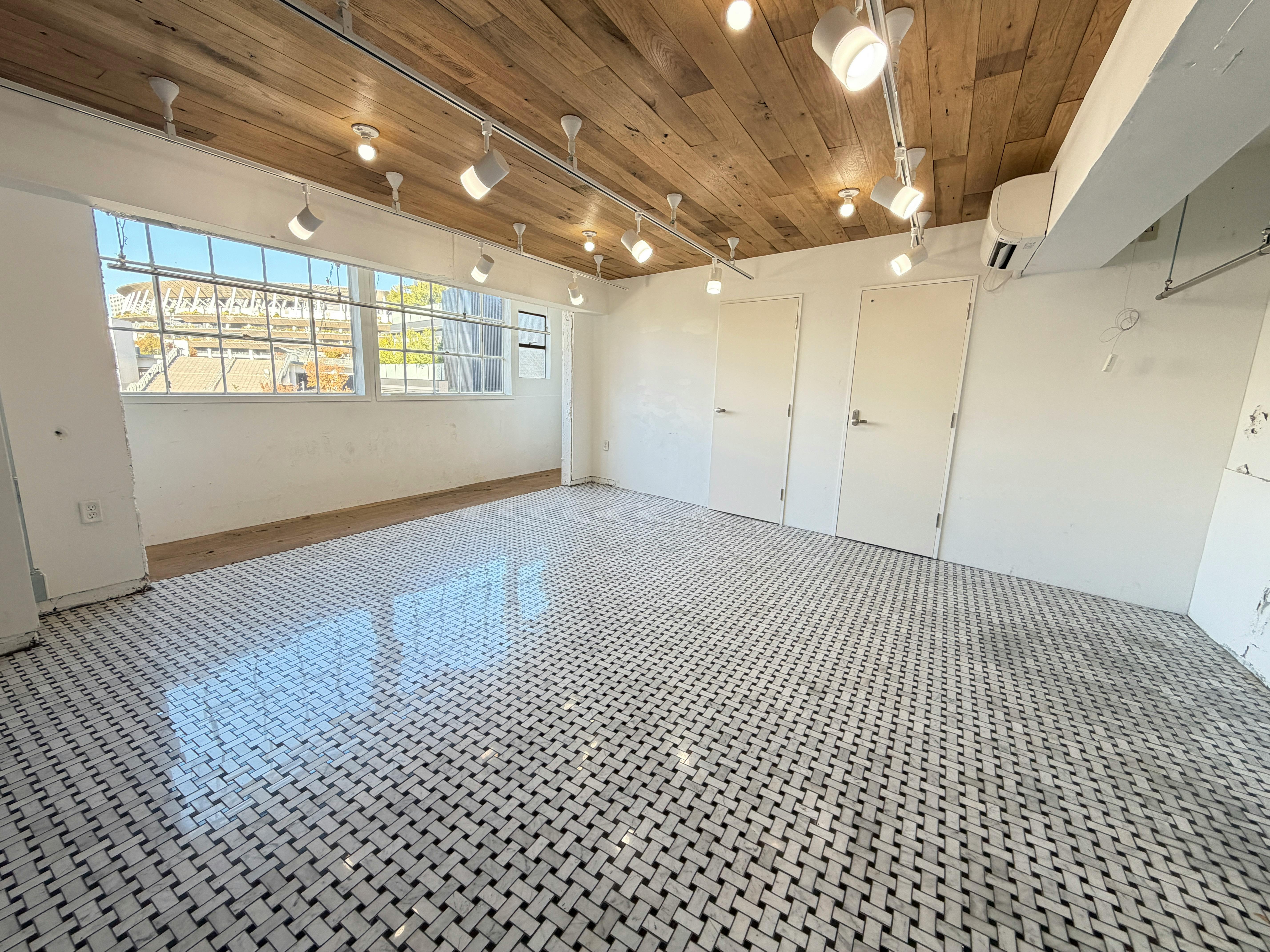 【国立競技場駅9分】展示会や撮影に適した白を基調とした自然光が入るスタジオ