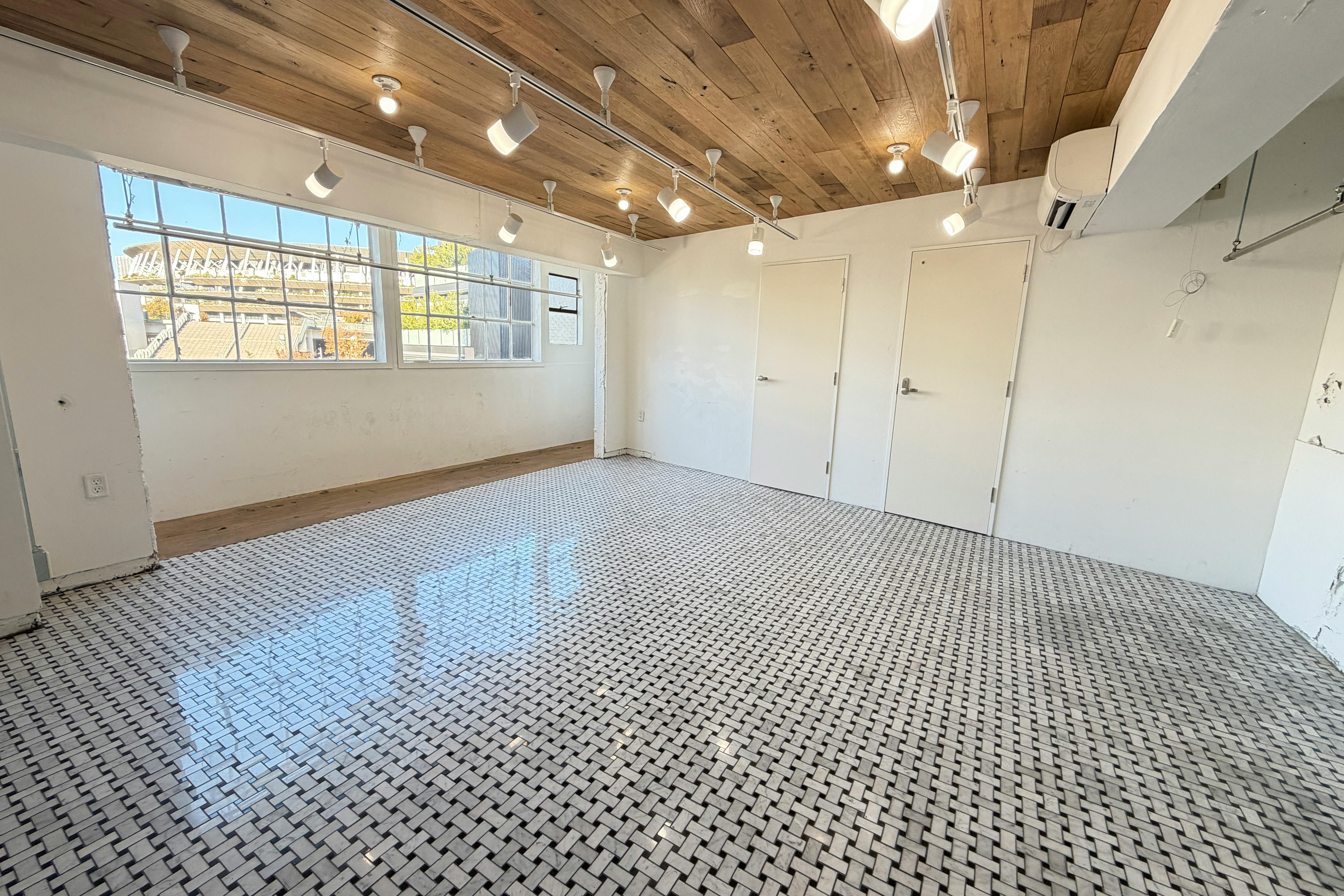 【国立競技場駅9分】展示会や撮影に適した白を基調とした自然光が入るスタジオ