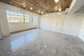 【国立競技場駅9分】展示会や撮影に適した白を基調とした自然光が入るスタジオ