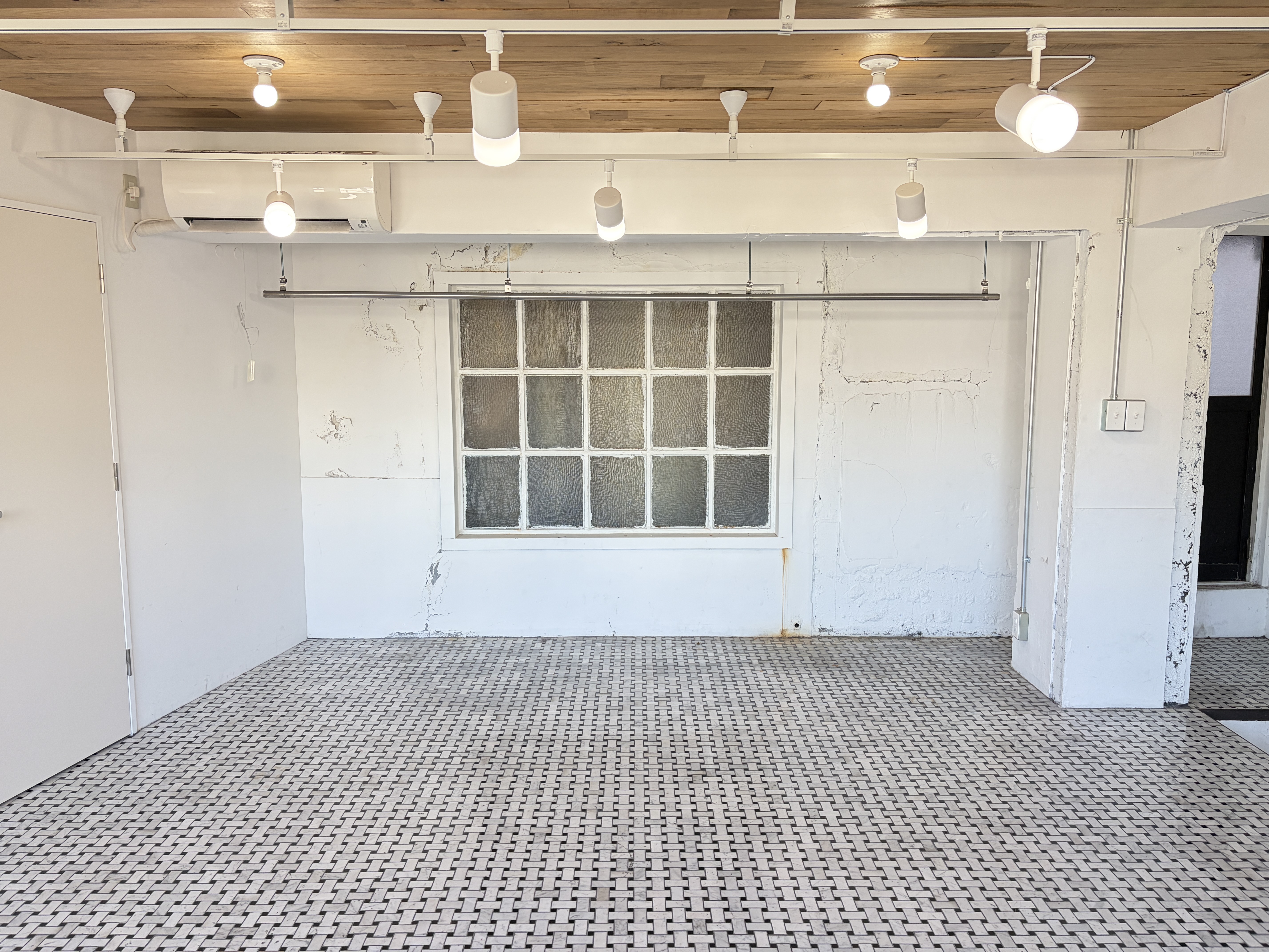 【国立競技場駅9分】展示会や撮影に適した白を基調とした自然光が入るスタジオ