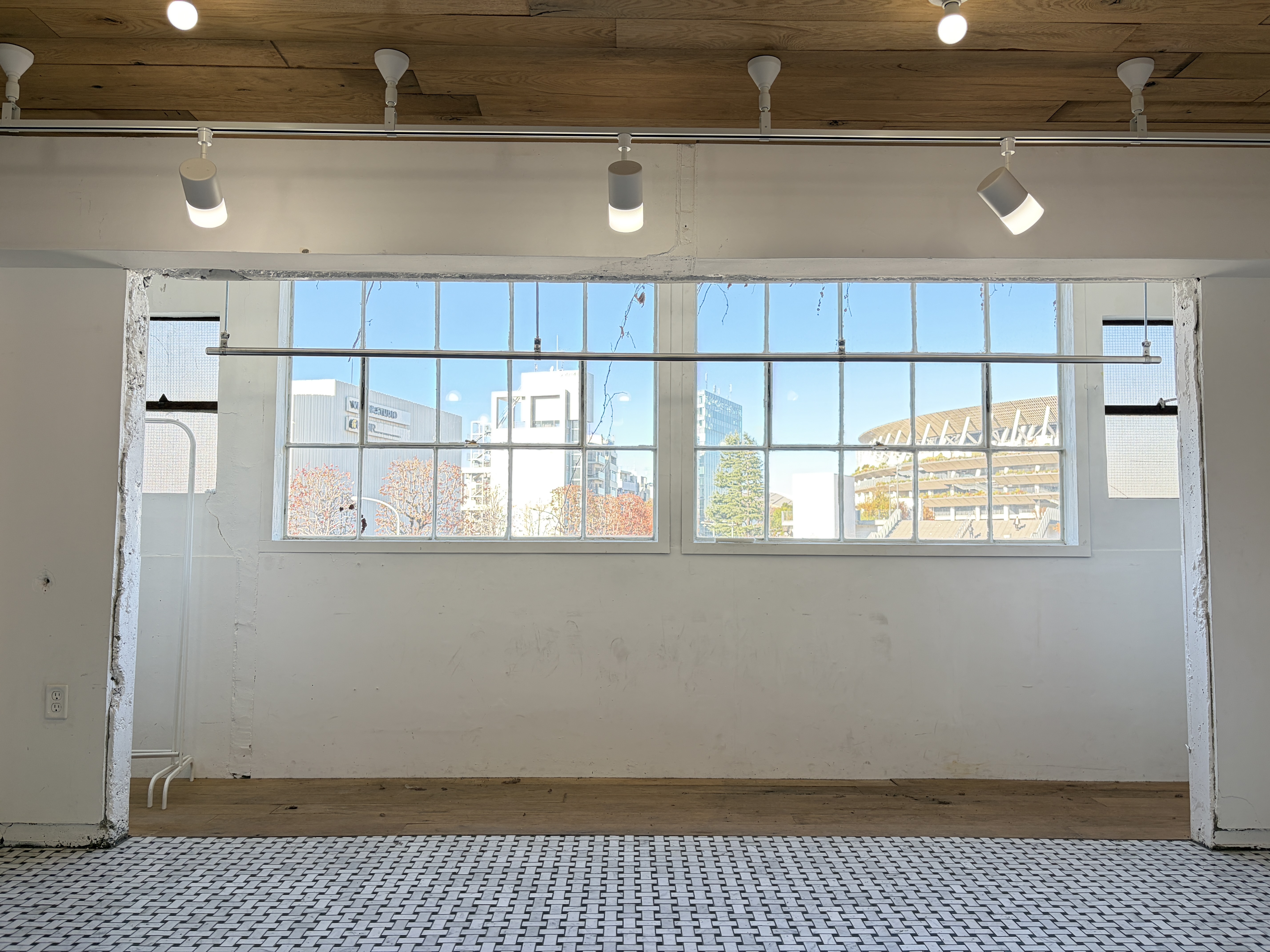 【国立競技場駅9分】展示会や撮影に適した白を基調とした自然光が入るスタジオ