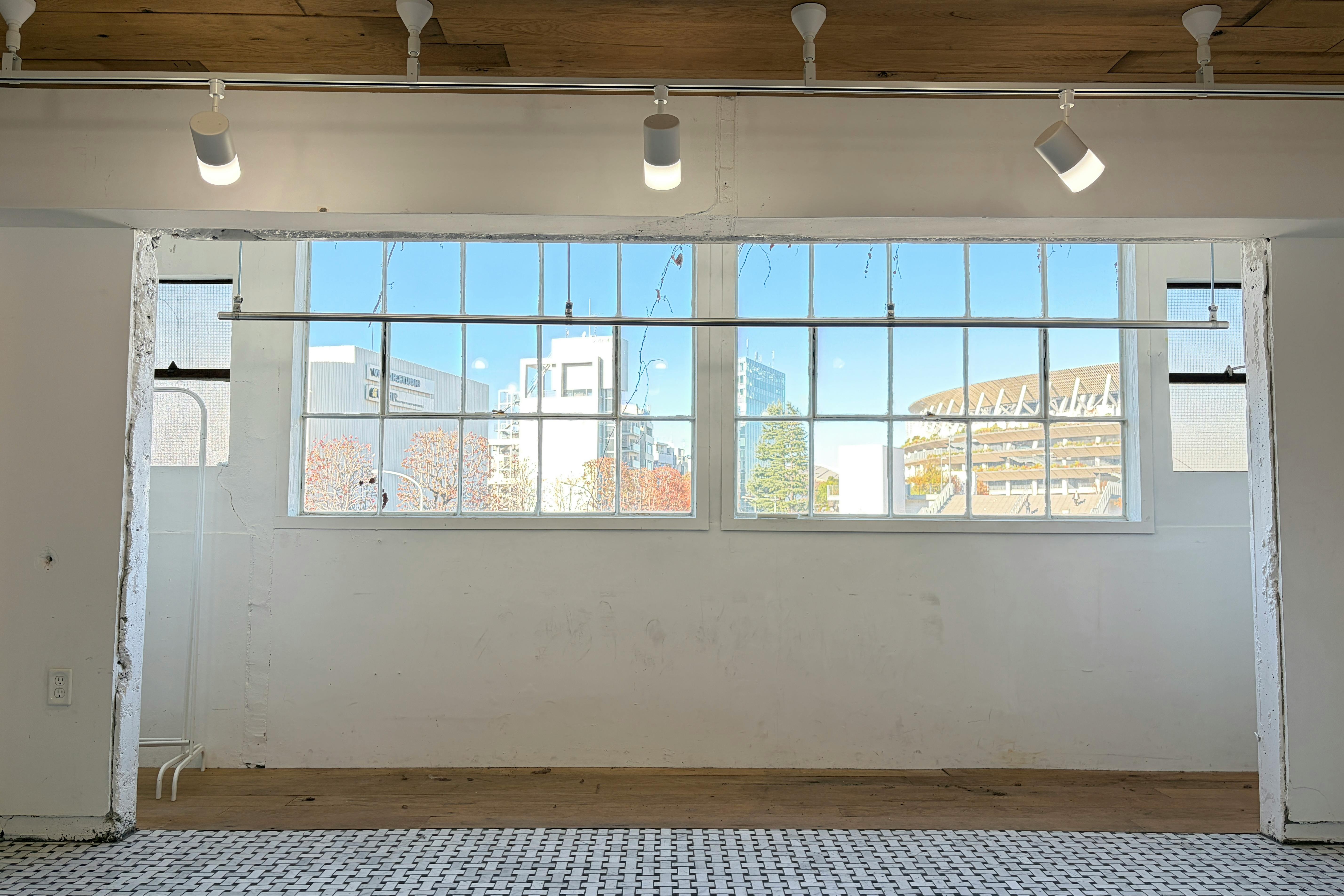 【国立競技場駅9分】展示会や撮影に適した白を基調とした自然光が入るスタジオ