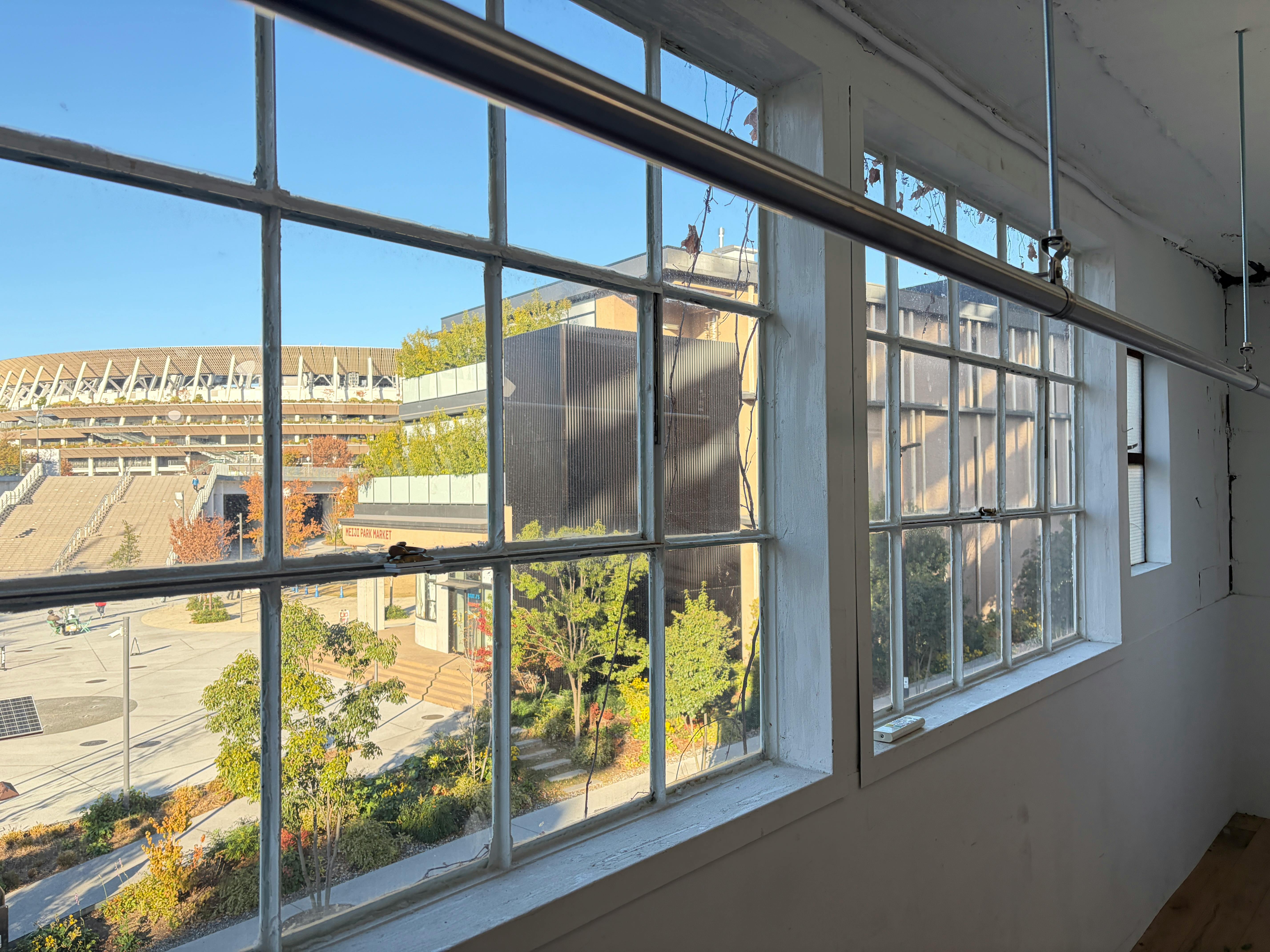 【国立競技場駅9分】展示会や撮影に適した白を基調とした自然光が入るスタジオ