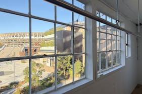 【国立競技場駅9分】展示会や撮影に適した白を基調とした自然光が入るスタジオ