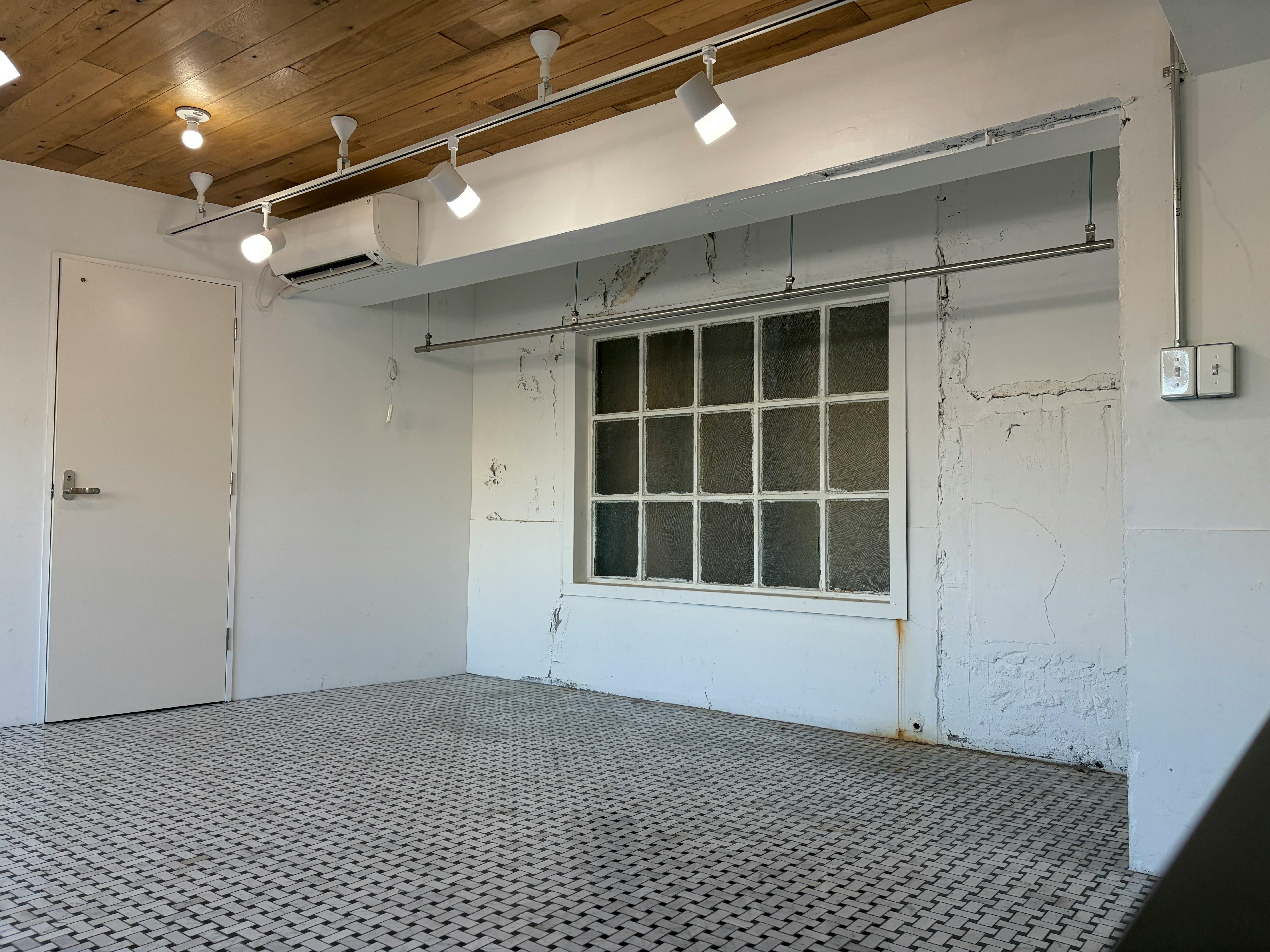 【国立競技場駅9分】展示会や撮影に適した白を基調とした自然光が入るスタジオ