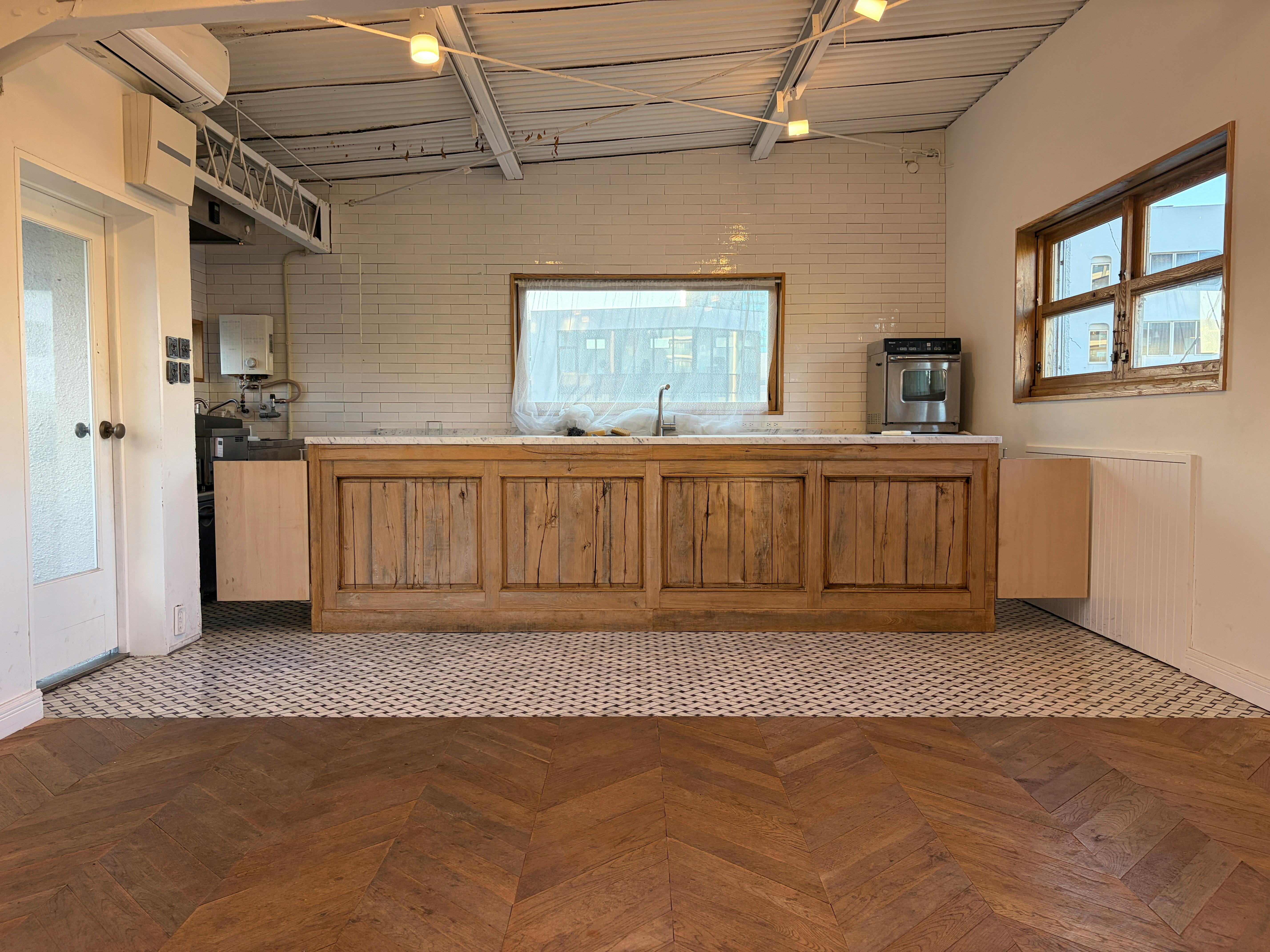 【国立競技場駅9分】展示会や撮影に適した白を基調とした自然光が入るスタジオ