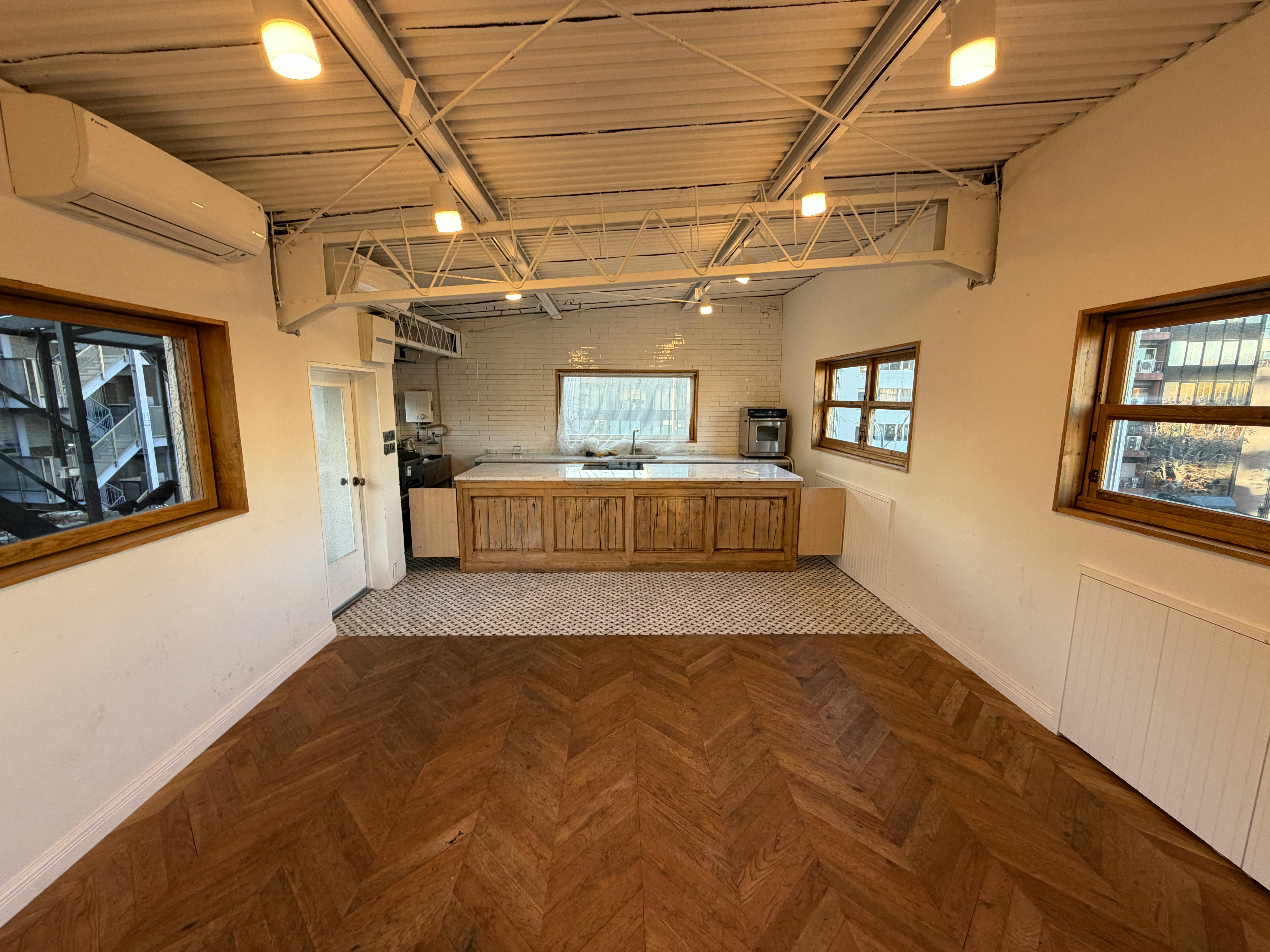 【国立競技場駅9分】展示会や撮影に適した白を基調とした自然光が入るスタジオ