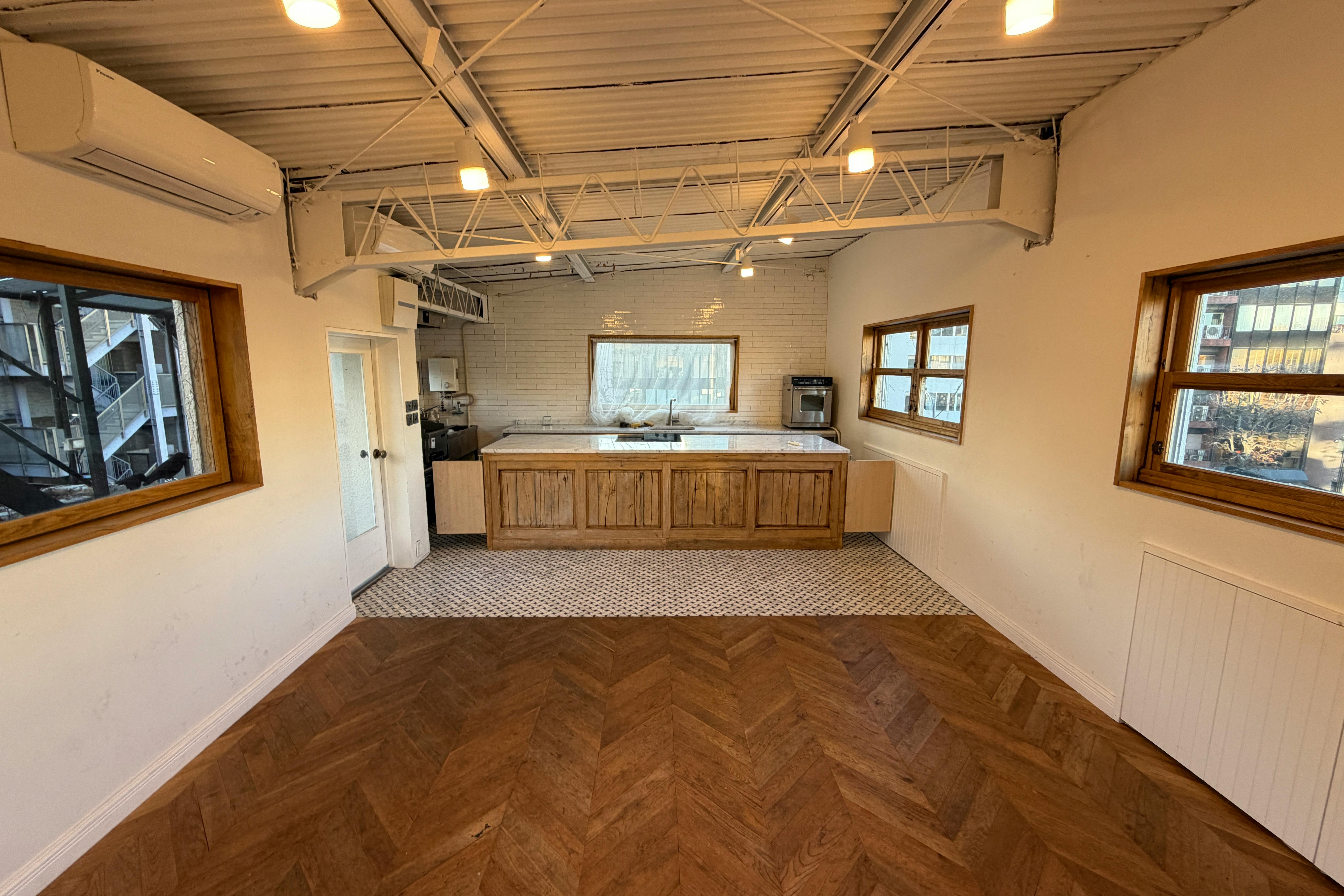 【国立競技場駅9分】展示会や撮影に適した白を基調とした自然光が入るスタジオ