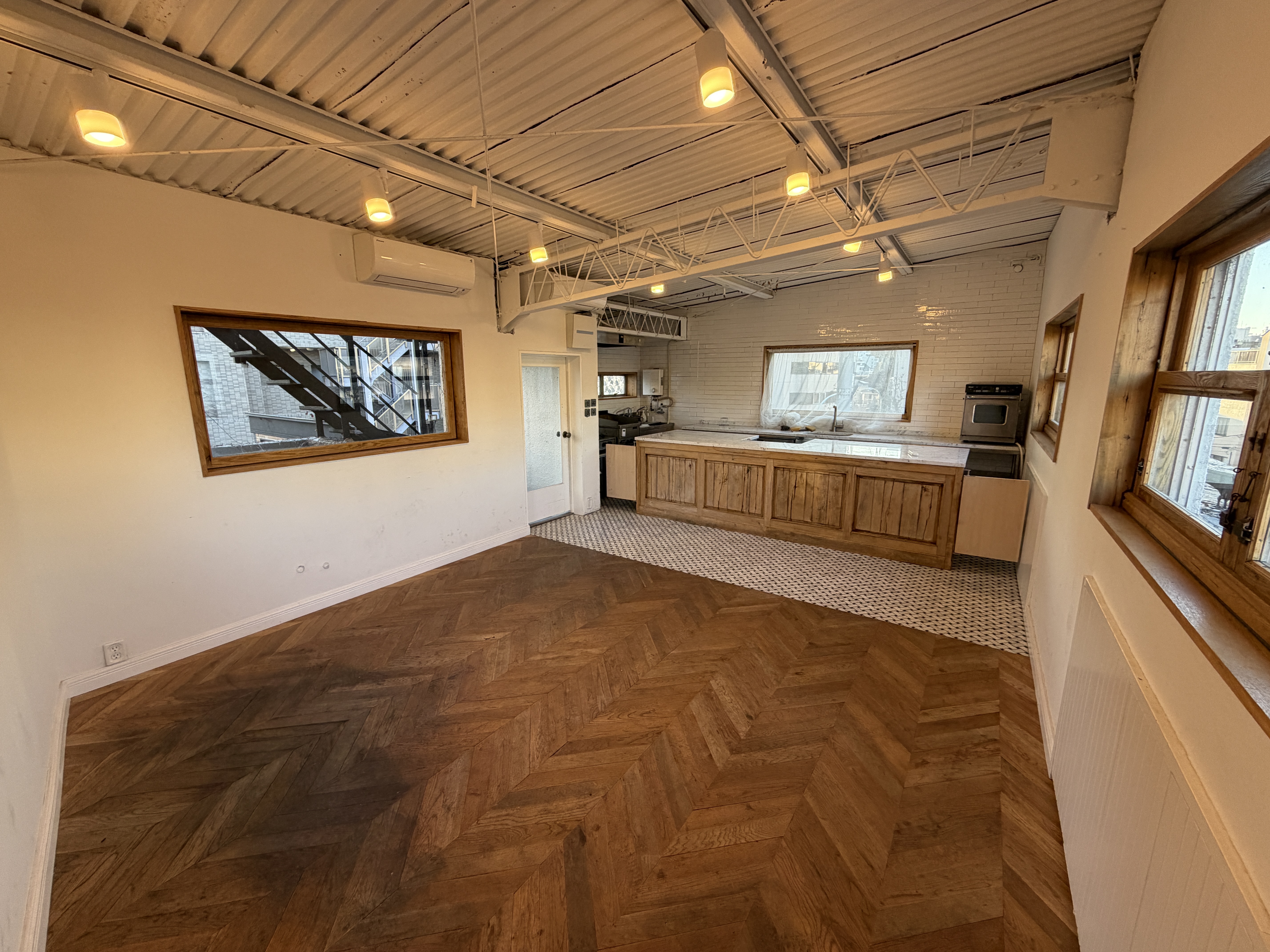 【国立競技場駅9分】展示会や撮影に適した白を基調とした自然光が入るスタジオ