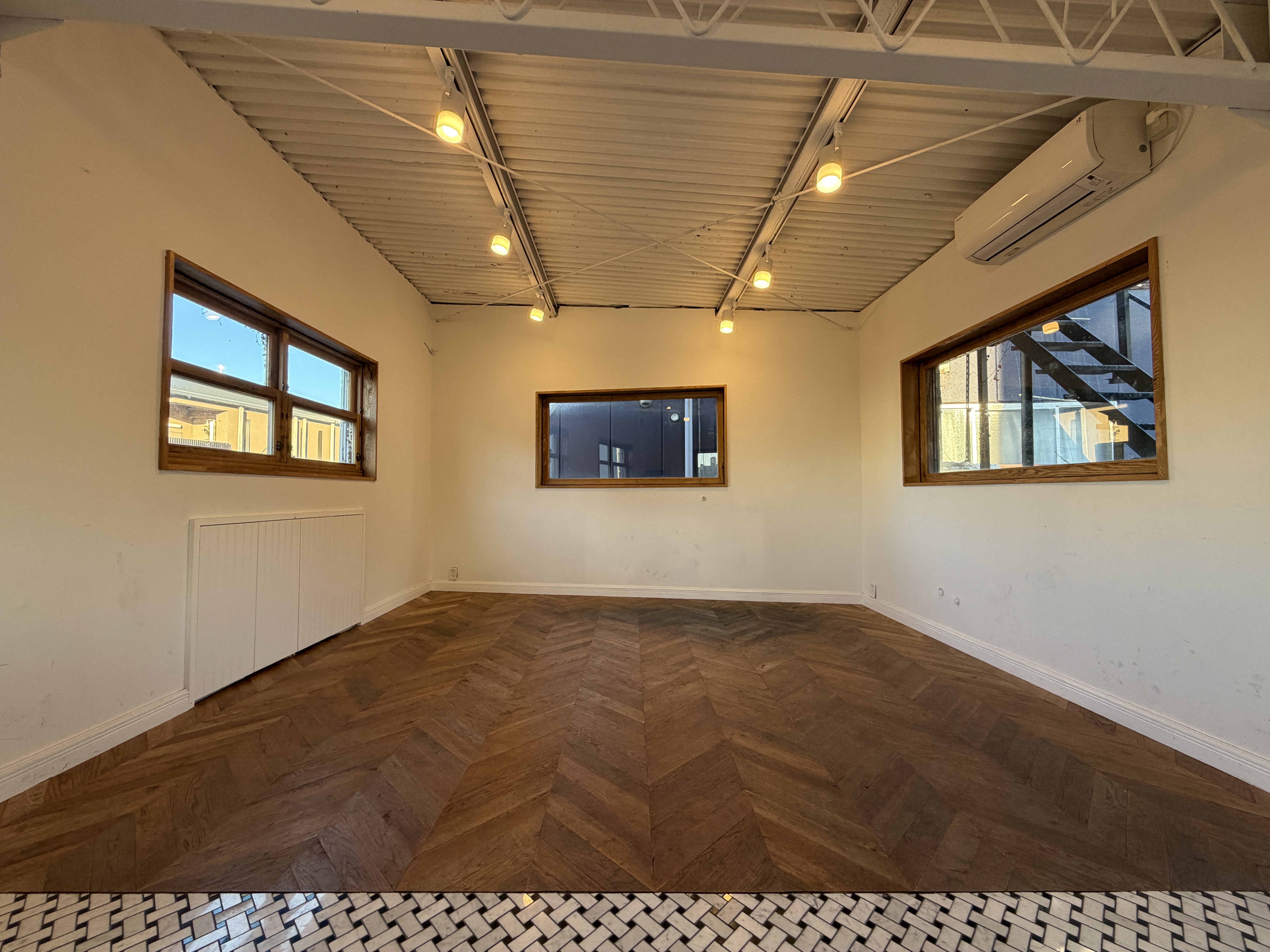 【国立競技場駅9分】展示会や撮影に適した白を基調とした自然光が入るスタジオ