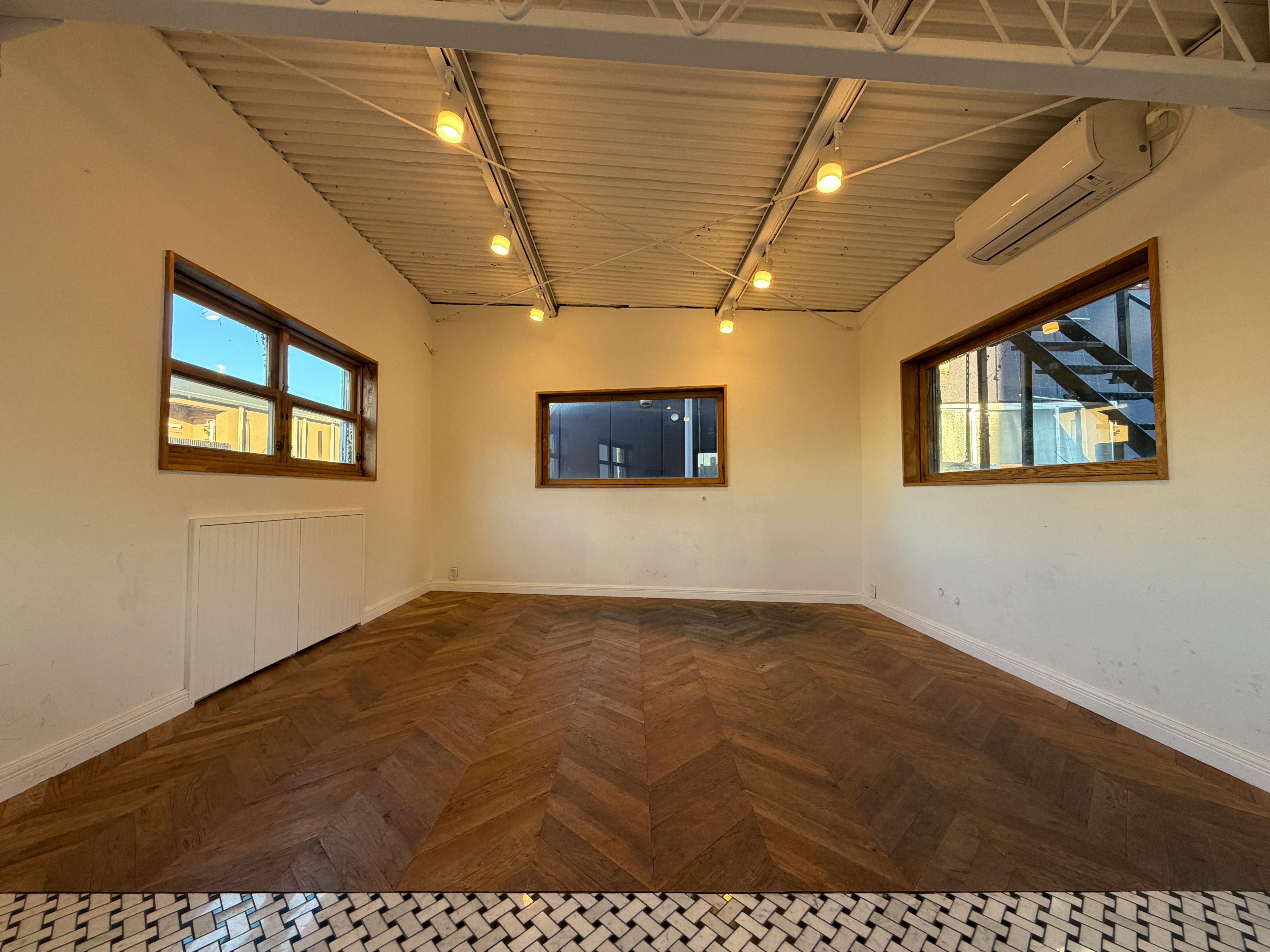 【国立競技場駅9分】展示会や撮影に適した白を基調とした自然光が入るスタジオ