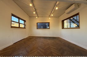 【国立競技場駅9分】展示会や撮影に適した白を基調とした自然光が入るスタジオ