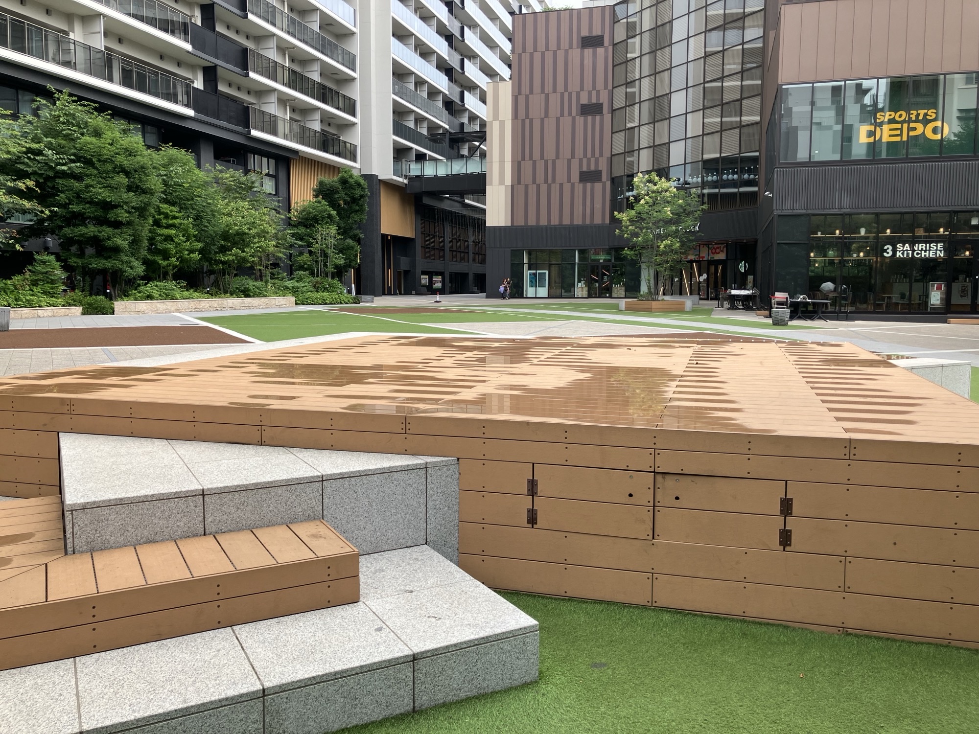 【KAMEIDO CLOCK】1Fカメクロステージ 大型イベントに最適な屋外催事イベントスペース