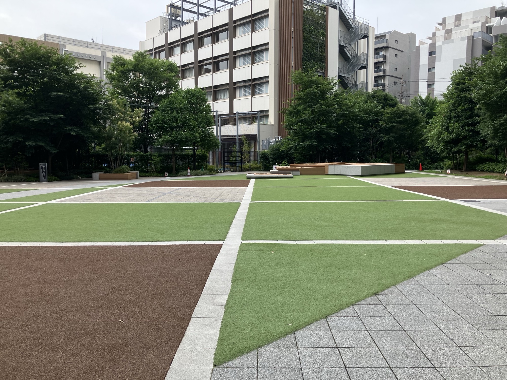 【KAMEIDO CLOCK】1Fカメクロステージ 大型イベントに最適な屋外催事イベントスペース