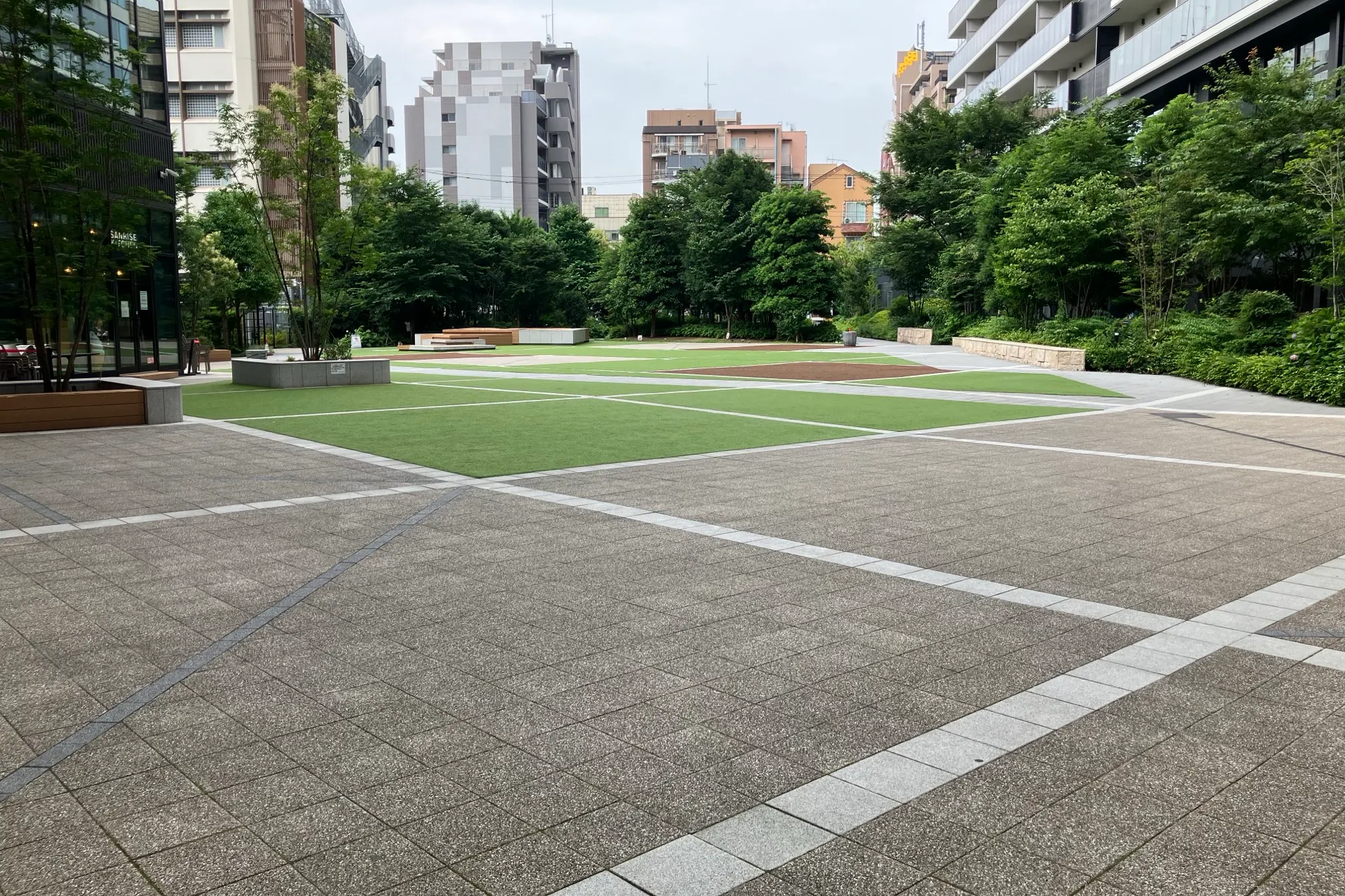 【KAMEIDO CLOCK】1Fカメクロステージ 大型イベントに最適な屋外催事イベントスペース