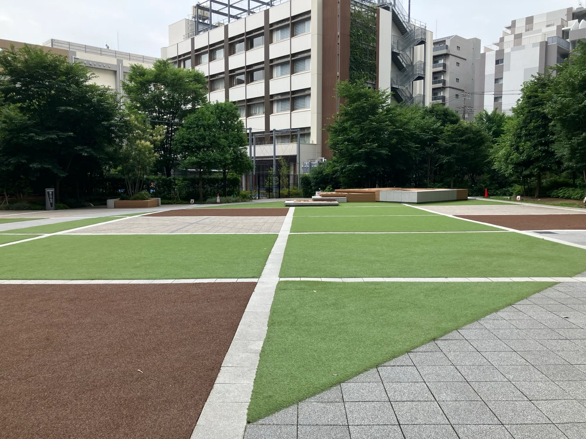 【KAMEIDO CLOCK】1Fカメクロステージ 大型イベントに最適な屋外催事イベントスペース