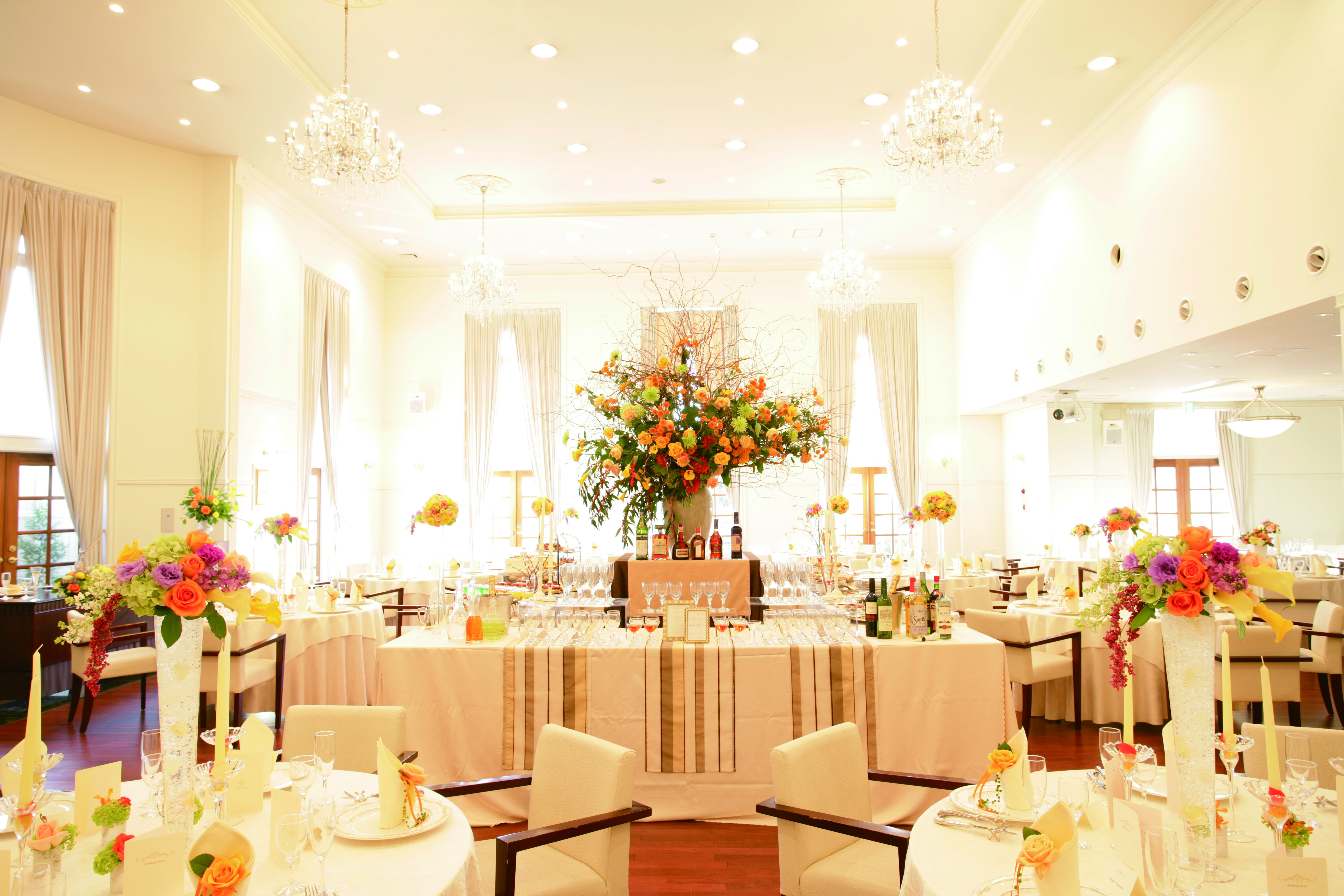 照明器具も採光も充実した明るい雰囲気の空間です