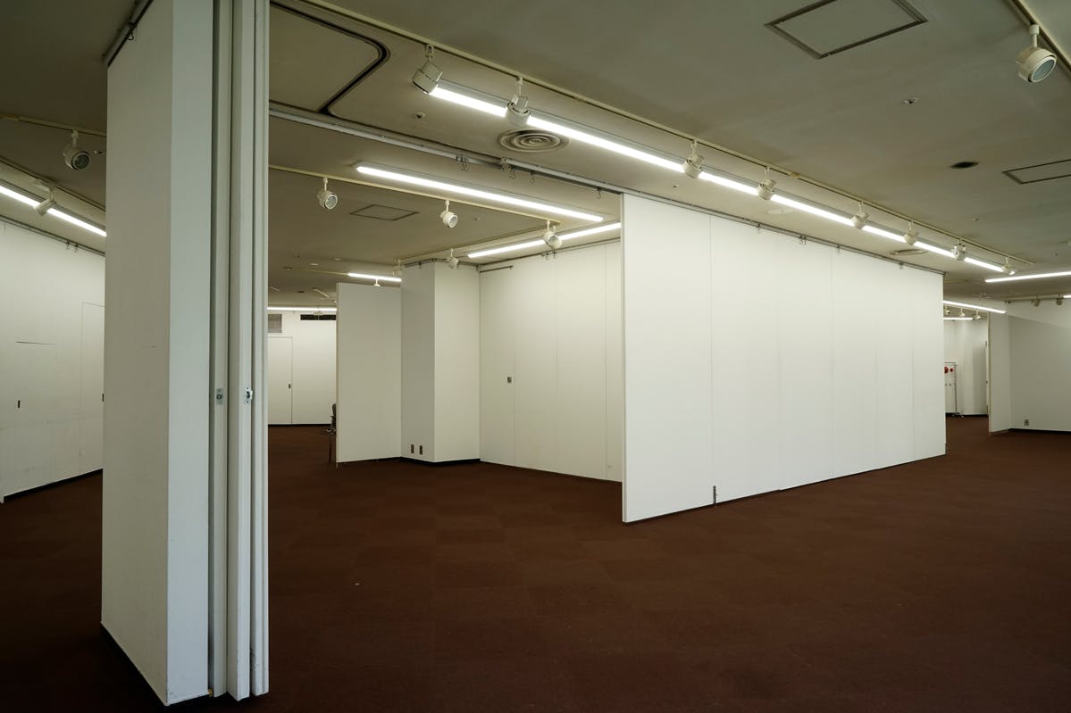 スライディングドアーで展示用の壁や動線などレイアウトをアレンジできます