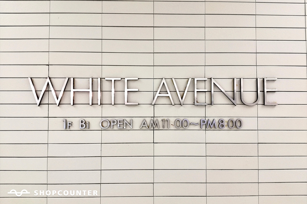 心斎橋駅直結のWHITE AVENUE内にございます。