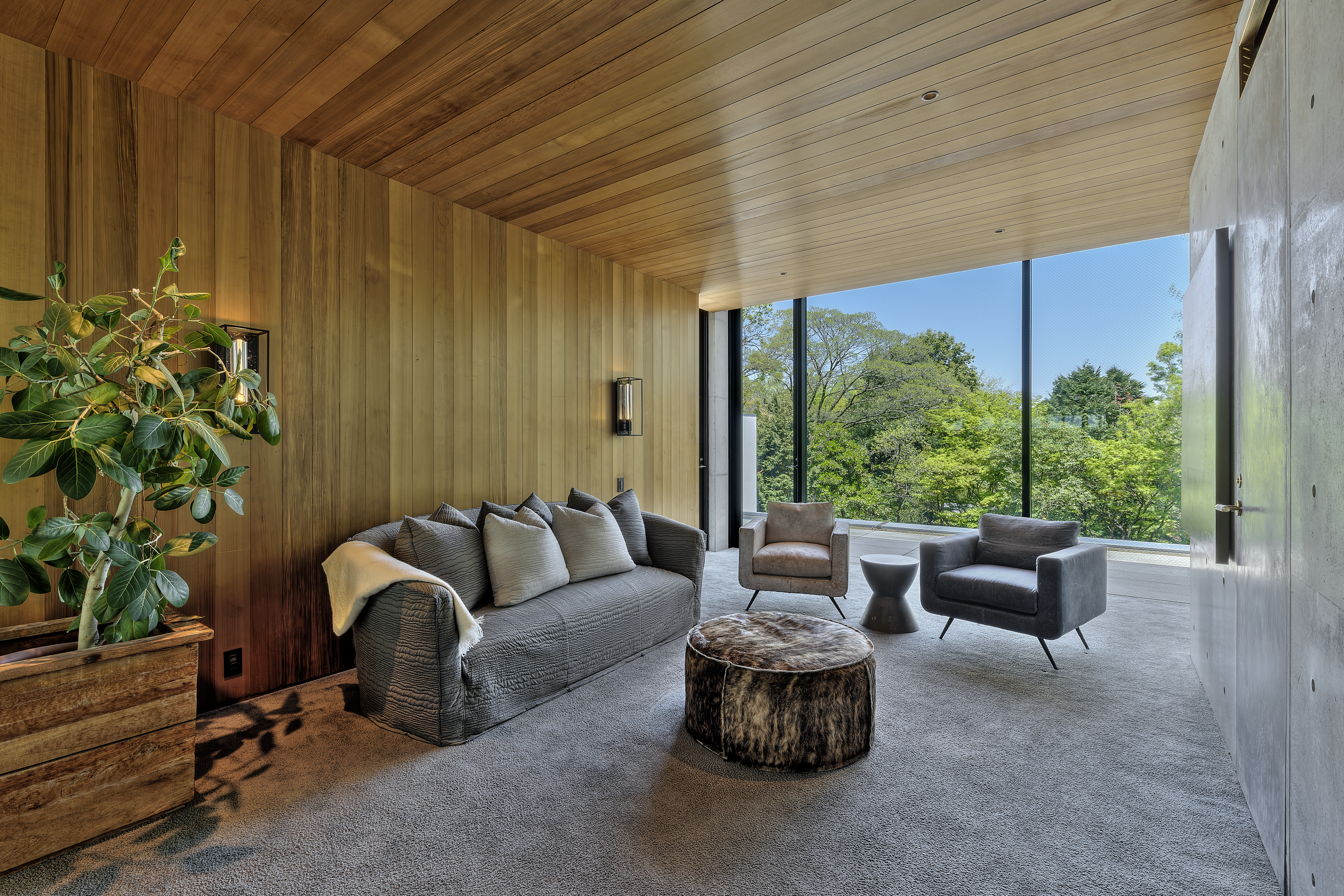 【表参道9分】海外のハイエンド家具で構成されたこだわりの空間がラグジュアリーシーンを演出。様々な用途でご利用いただけます。