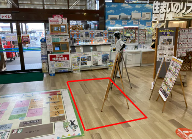 【ダイシン柳生店】入口横レジ付近　プロモーションや物販に最適なホームセンター内階段前の催事イベントスペースの画像