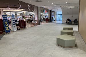 【SOCOLA所沢】1階エスカレーター下 物販、食物販のポップアップストアや販促プロモーションに最適な催事イベントスペース