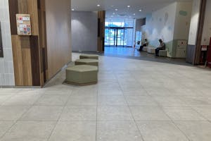 【SOCOLA所沢】1階エスカレーター下 物販、食物販のポップアップストアや販促プロモーションに最適な催事イベントスペース