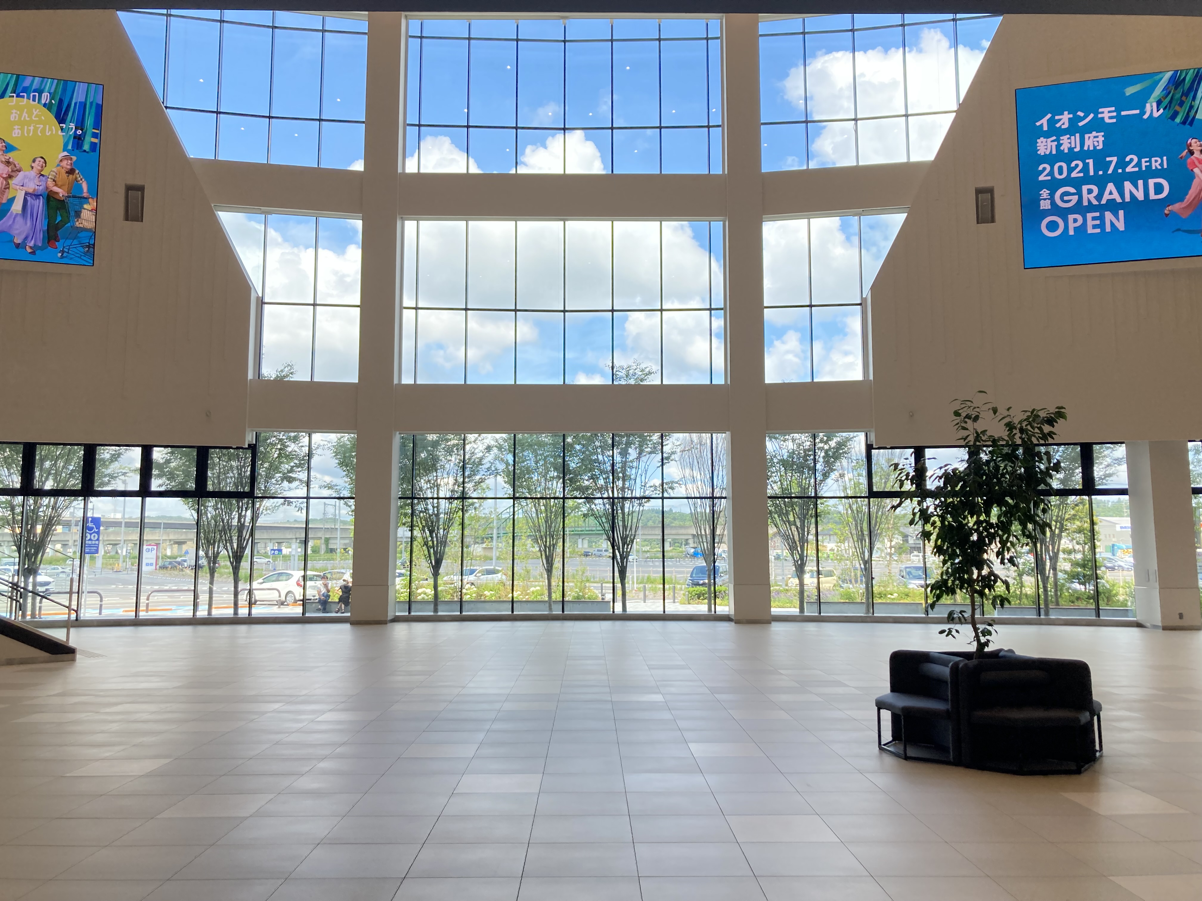 【イオンモール新利府】１階 ライブスクエア