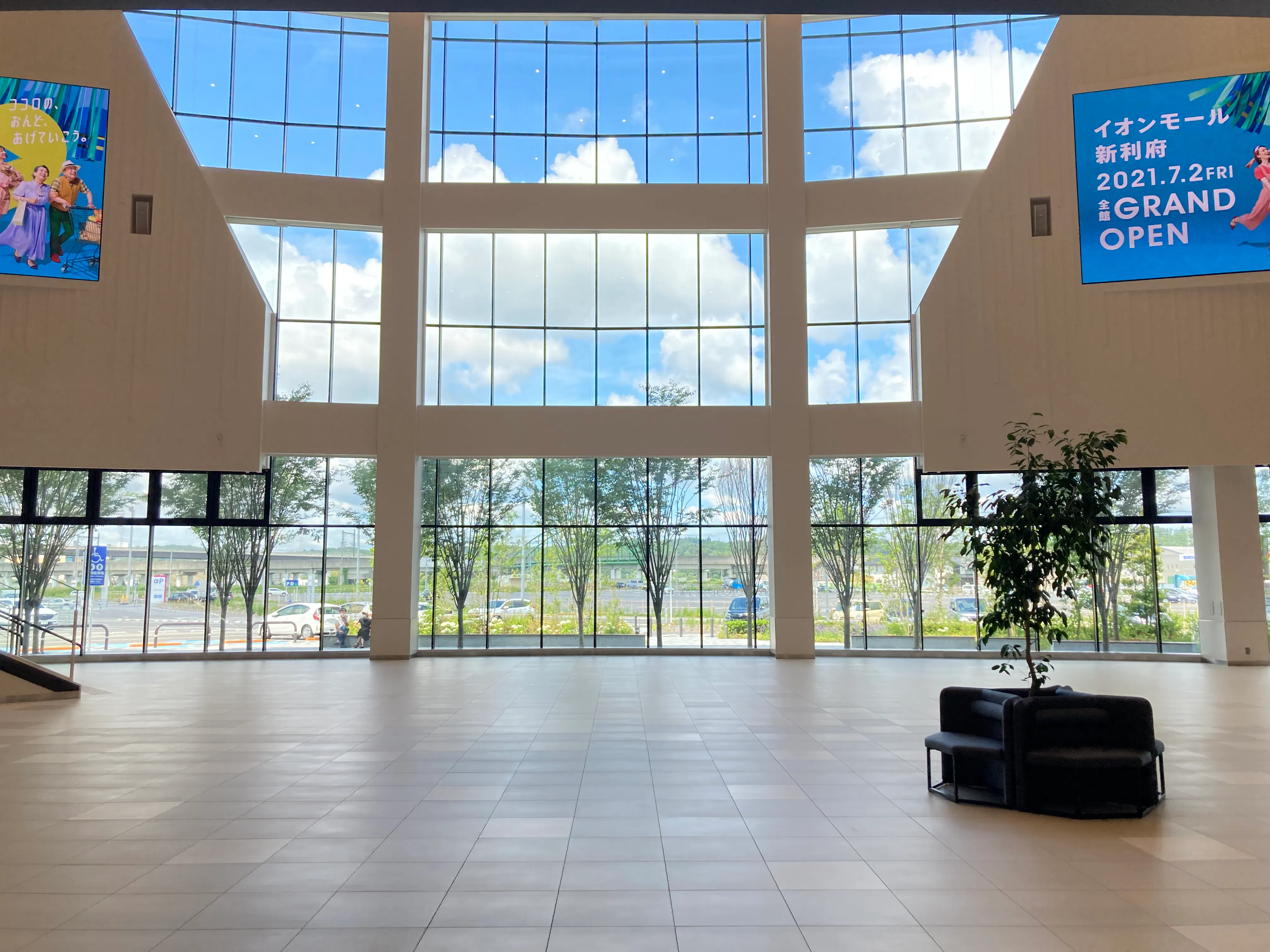 【イオンモール新利府】１階 ライブスクエア