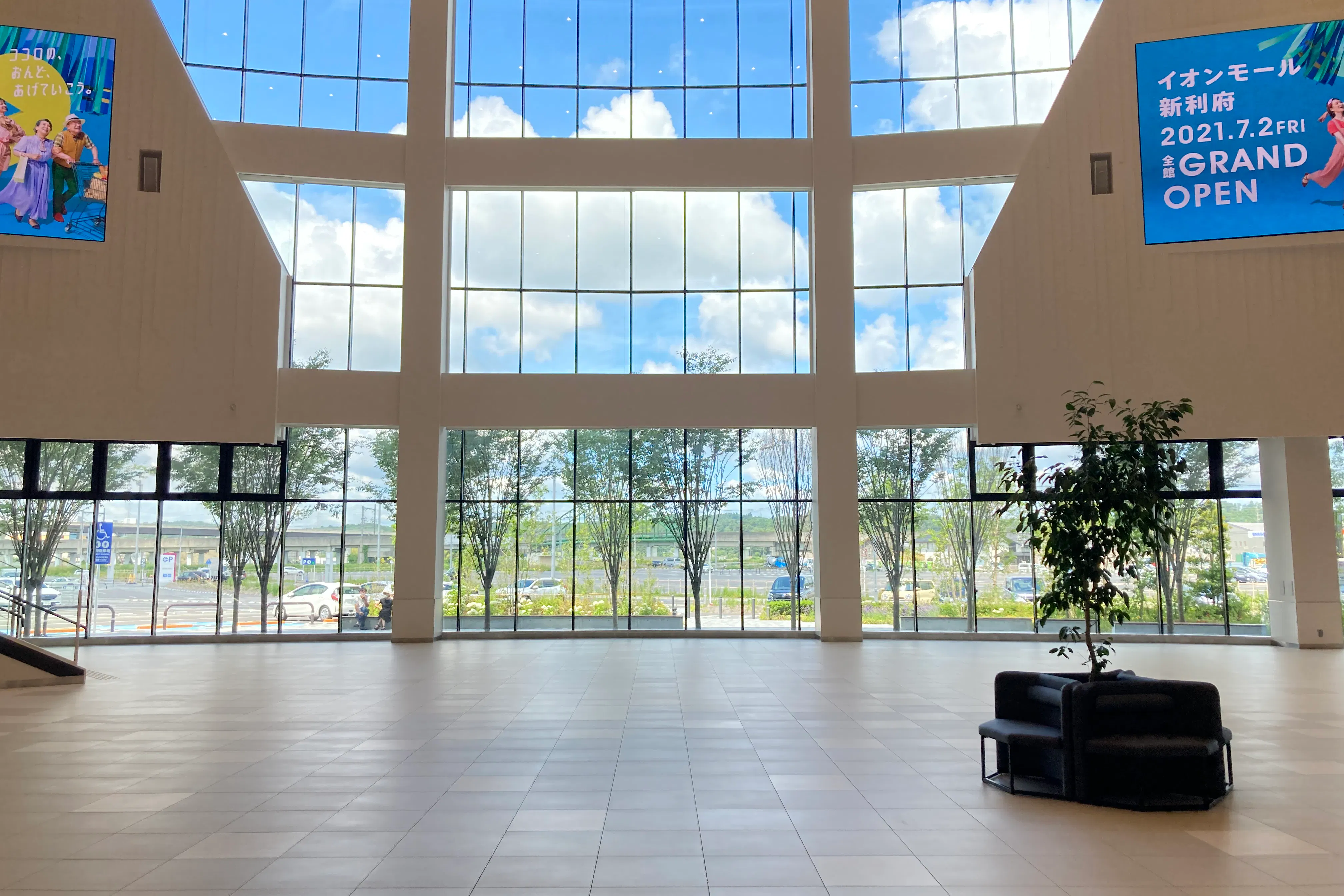 【イオンモール新利府】1階 ライブスクエア