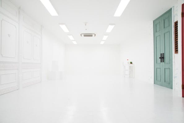 【なんば駅5分】展示会や撮影に適した白壁のナチュラルでシンプルなスタジオ