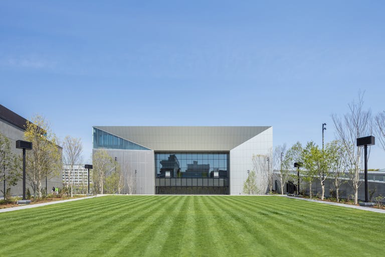 【GREEN SPRINGS(グリーンスプリングス)】音楽イベントや屋外教室などに利用可能な芝生広場スペースの画像1